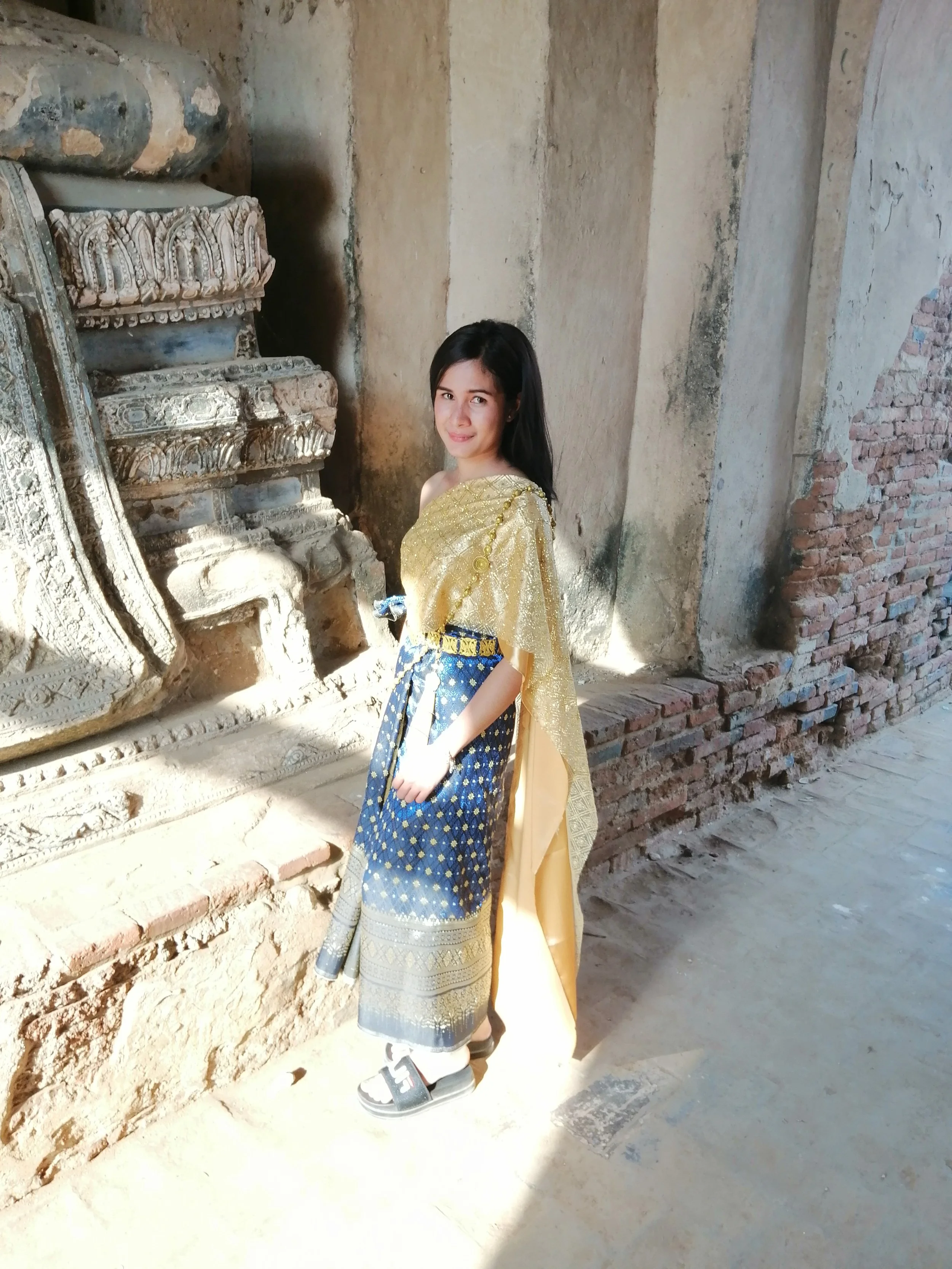 2018 Ayutthaya Pics with Gift in Traditional Dress (173).jpg