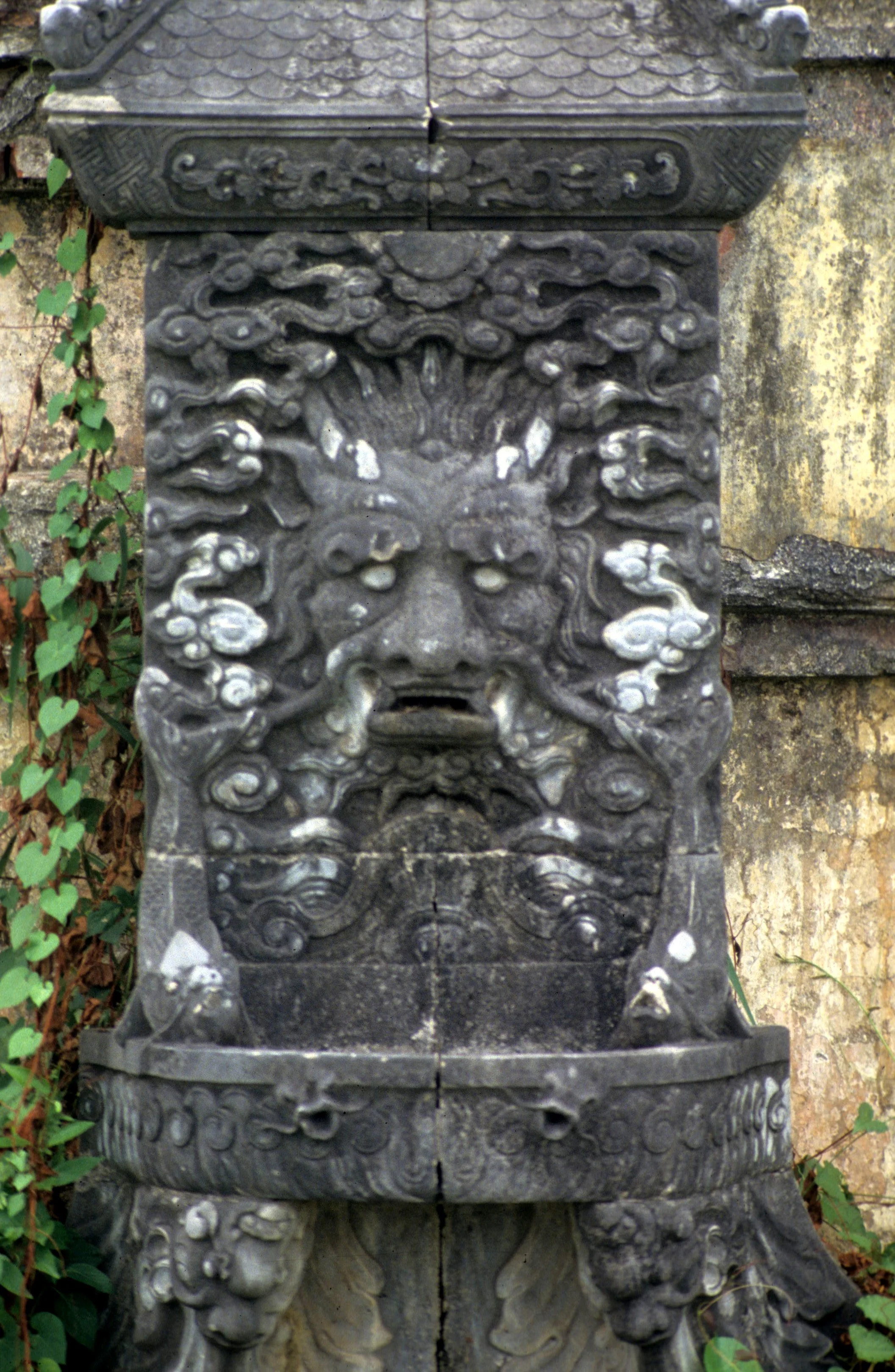 HUE - IMPERIAL PALACE - 1994.jpg