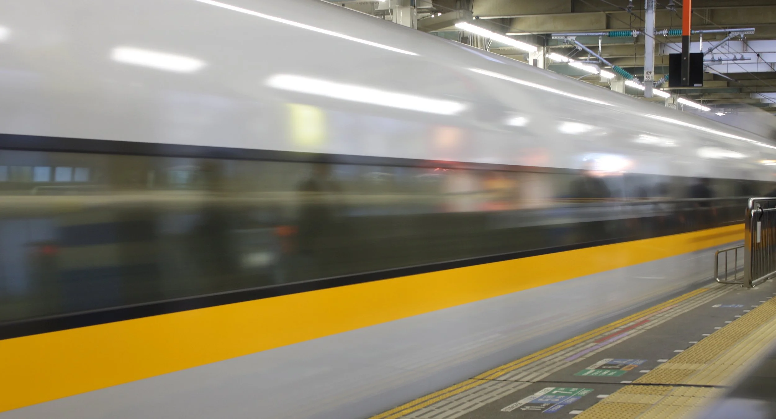 HIROSHIMA - MAY 2009 - SHINKANSEN SCENES (2).JPG