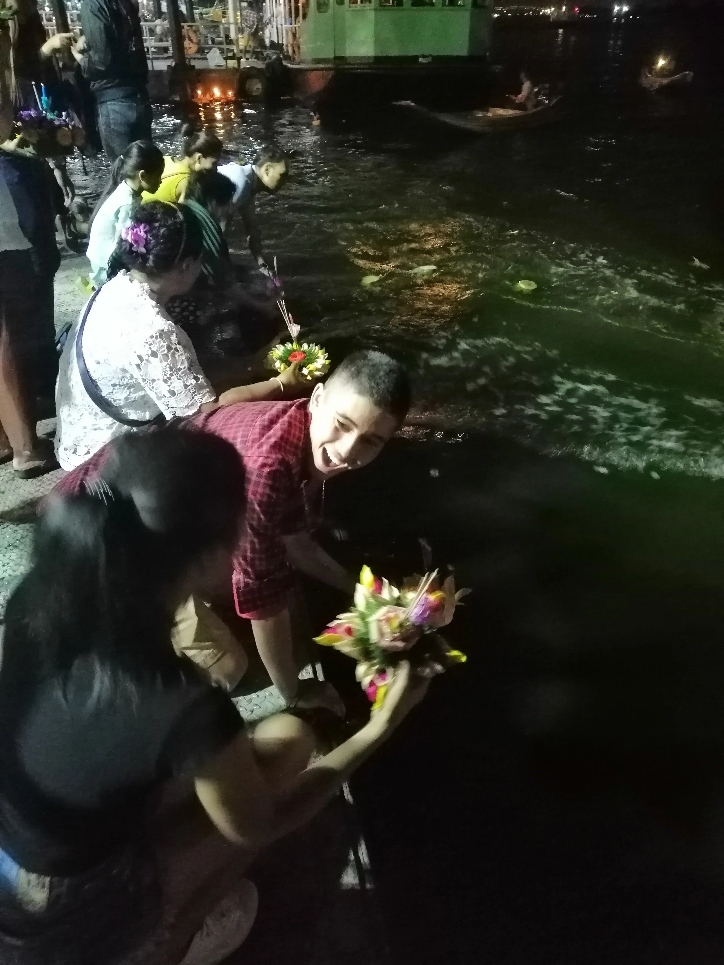 2018 Pics with Gift in Thailand (115).jpg