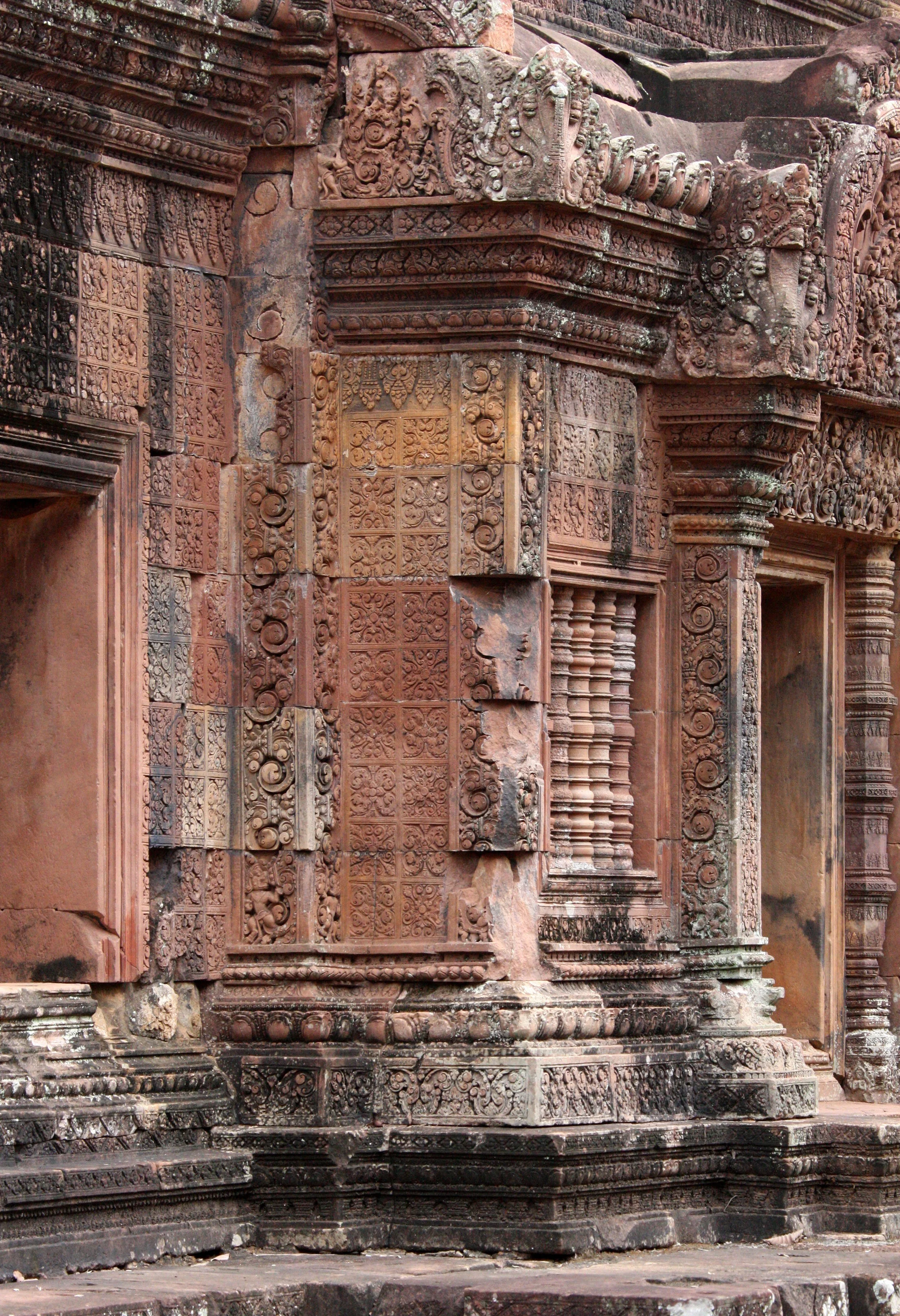 BANTEAY SREI TEMPLE CAMBODIA - JULY 2010 (37).JPG