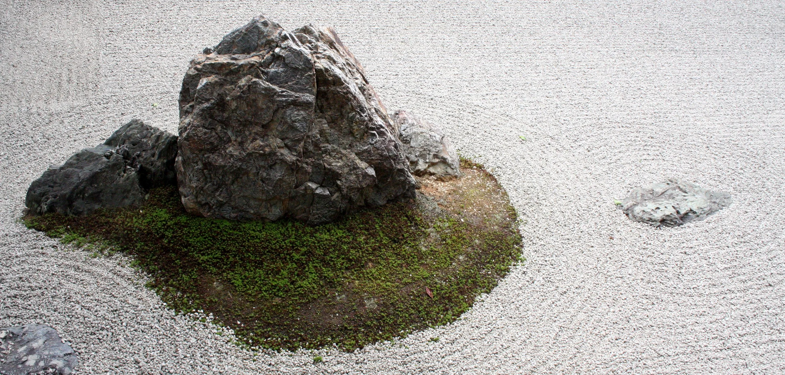 KYOTO - MAY 2009 - RYOANJI ROCK GARDEN (21).JPG