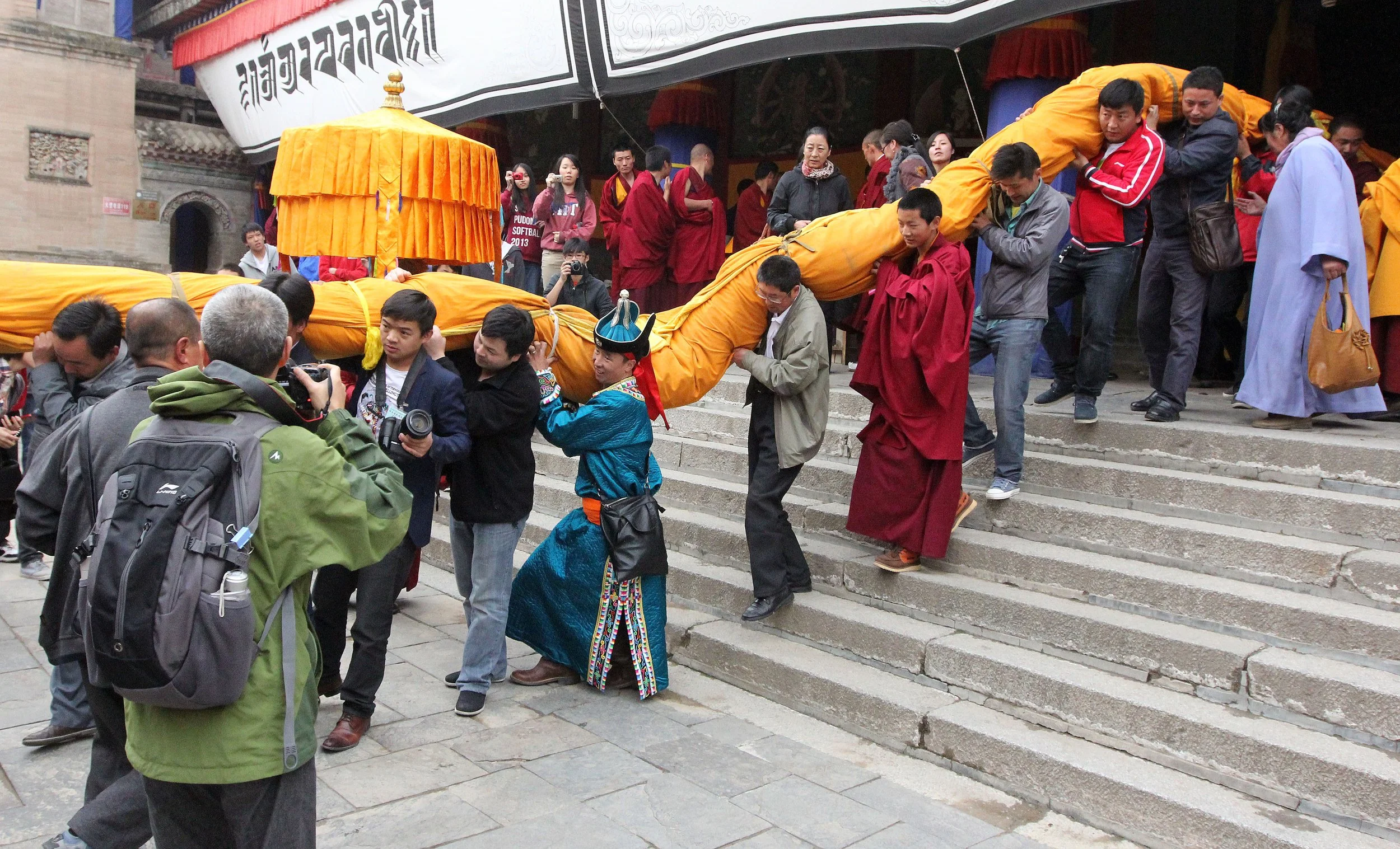 KUMBUM MONASTERY - QINGHAI - SUNNING BUDDHA FESTIVAL 2013 (114).JPG