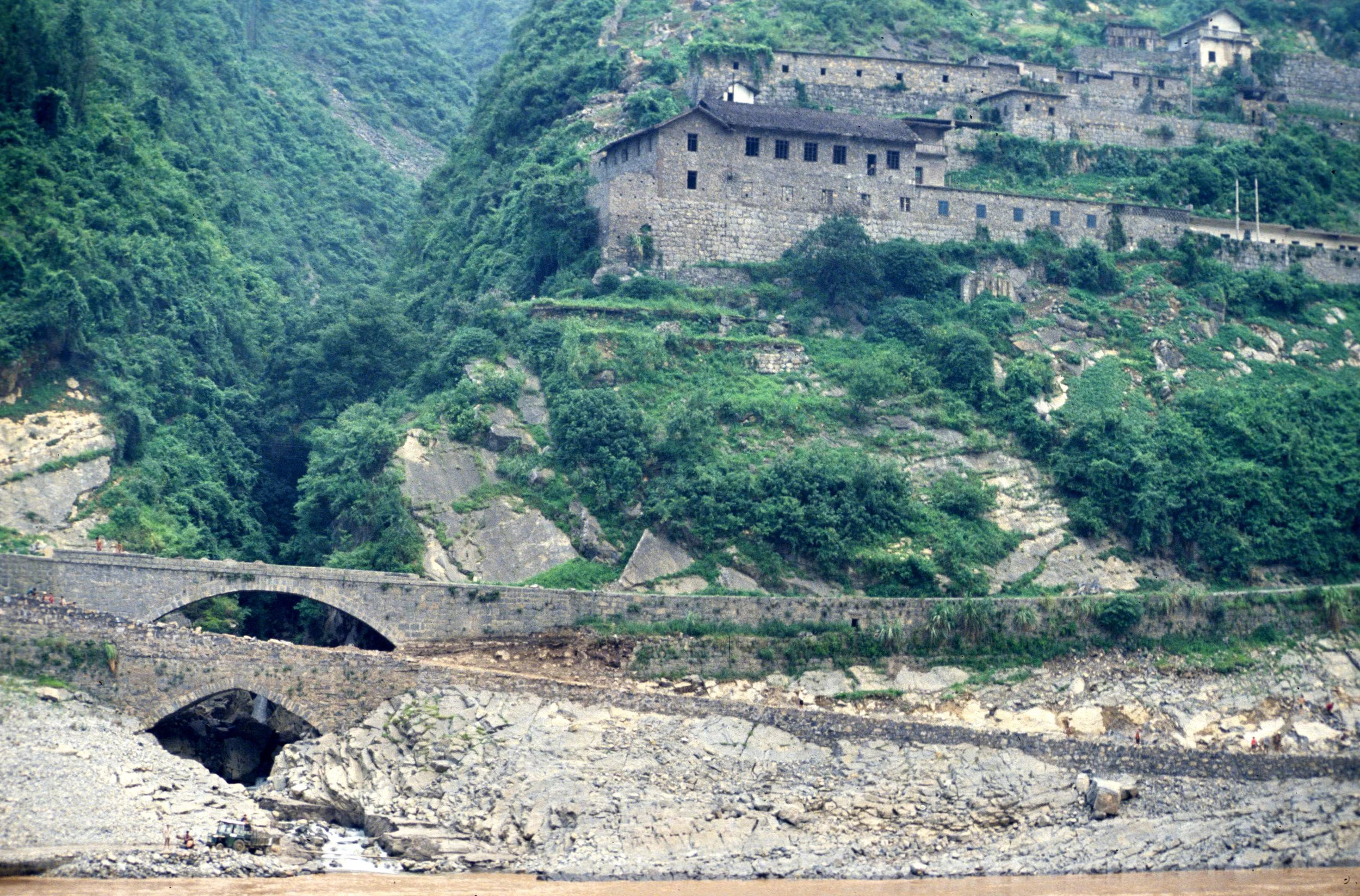 YANGTZE RIVER - THREE GORGES CRUISE - 1994 (12).jpg