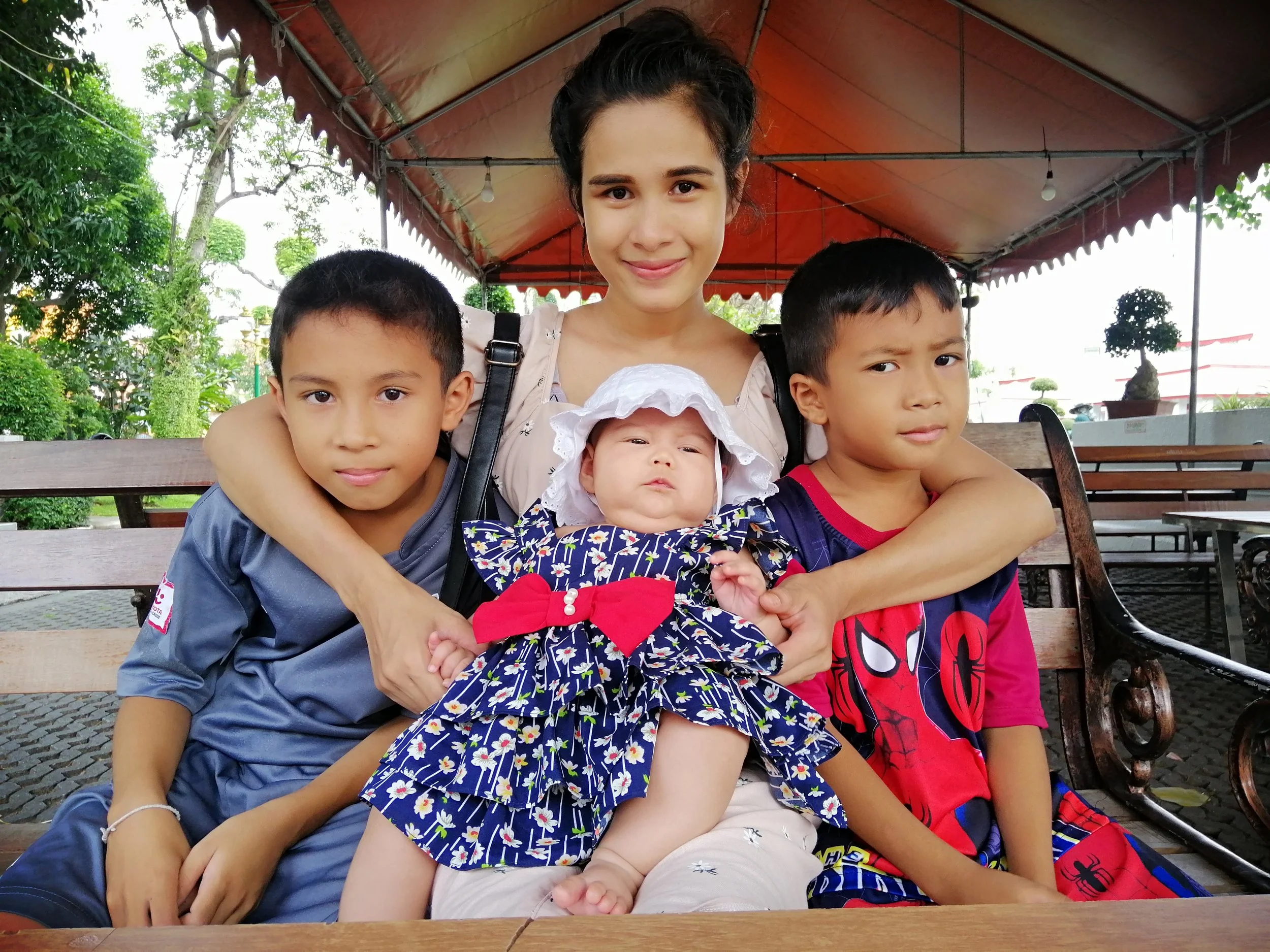 2020 Wat Arun with Liana, Cokie and Gift (50).jpg
