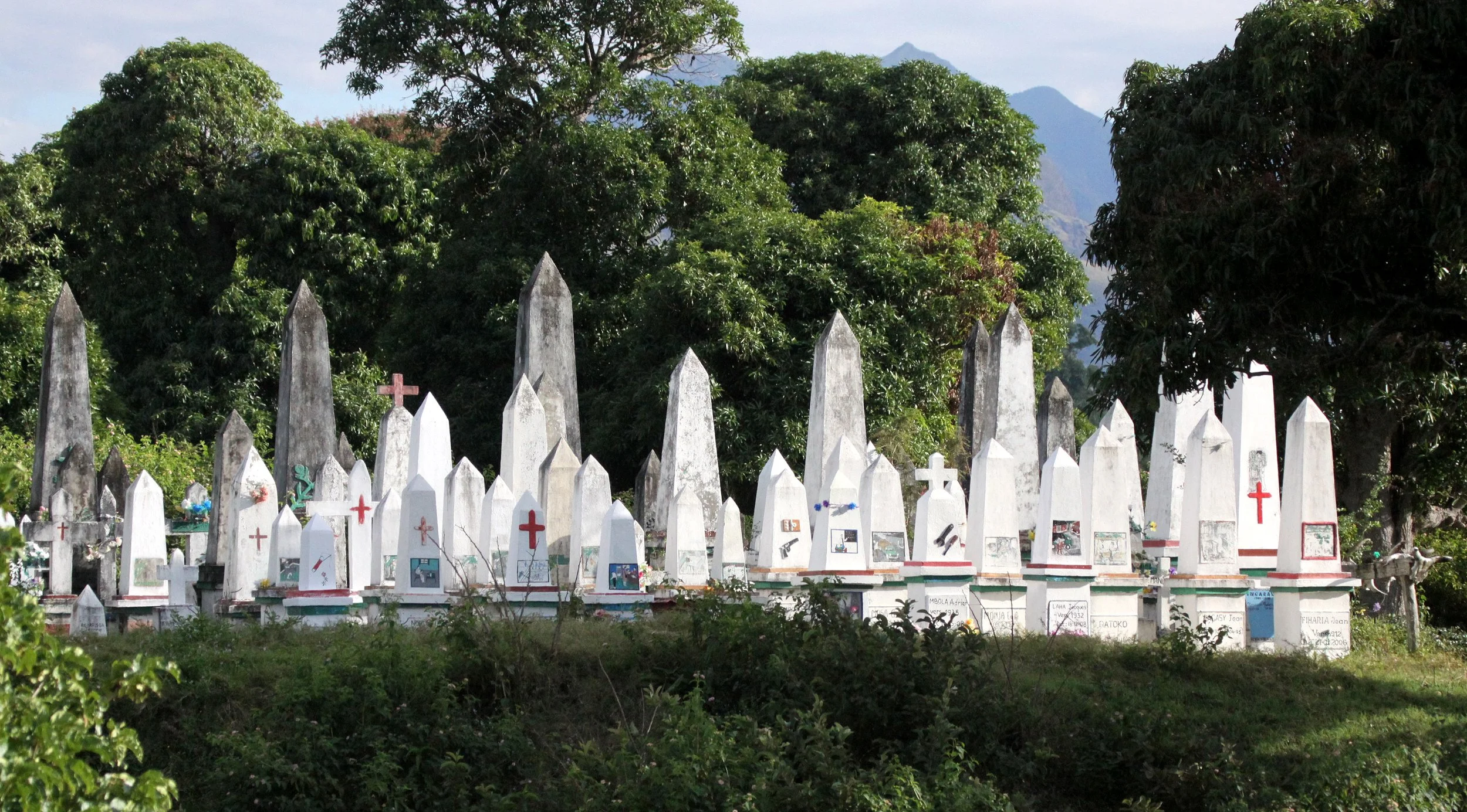 FORT DAUPHIN - MAHAFALY TOMB ART (4).JPG