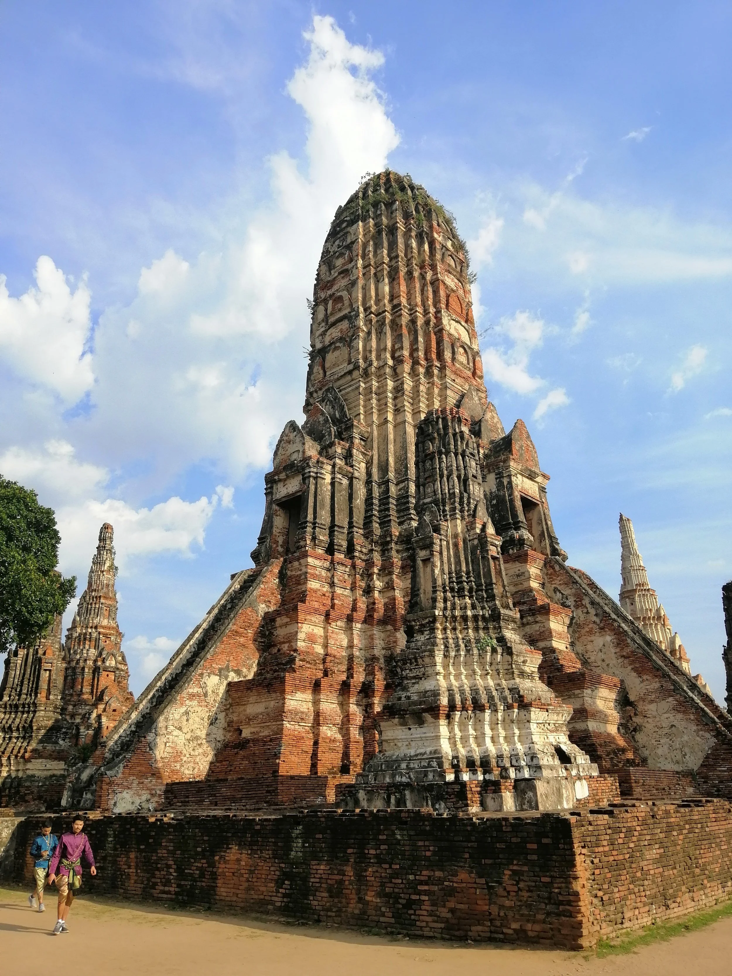 2018 Ayutthaya Pics with Gift in Traditional Dress (180).jpg