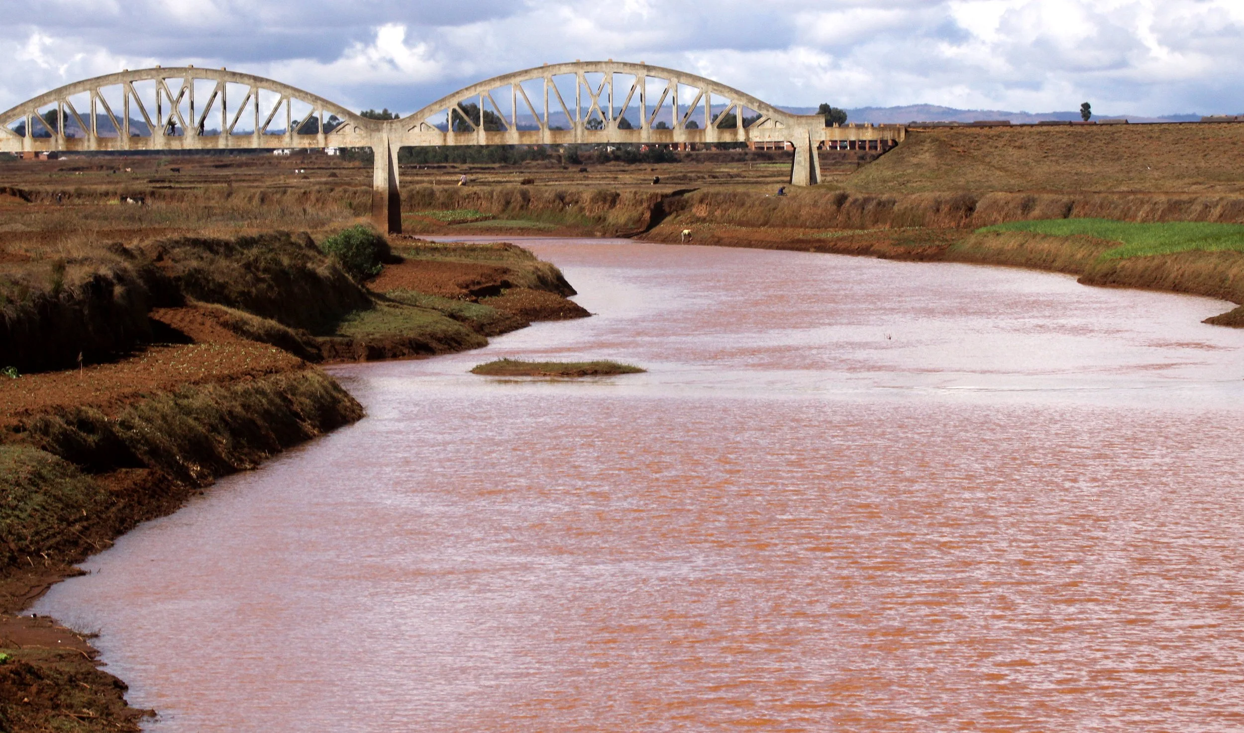 CETRAL HIGHLANDS - MUDDY RIVER.JPG