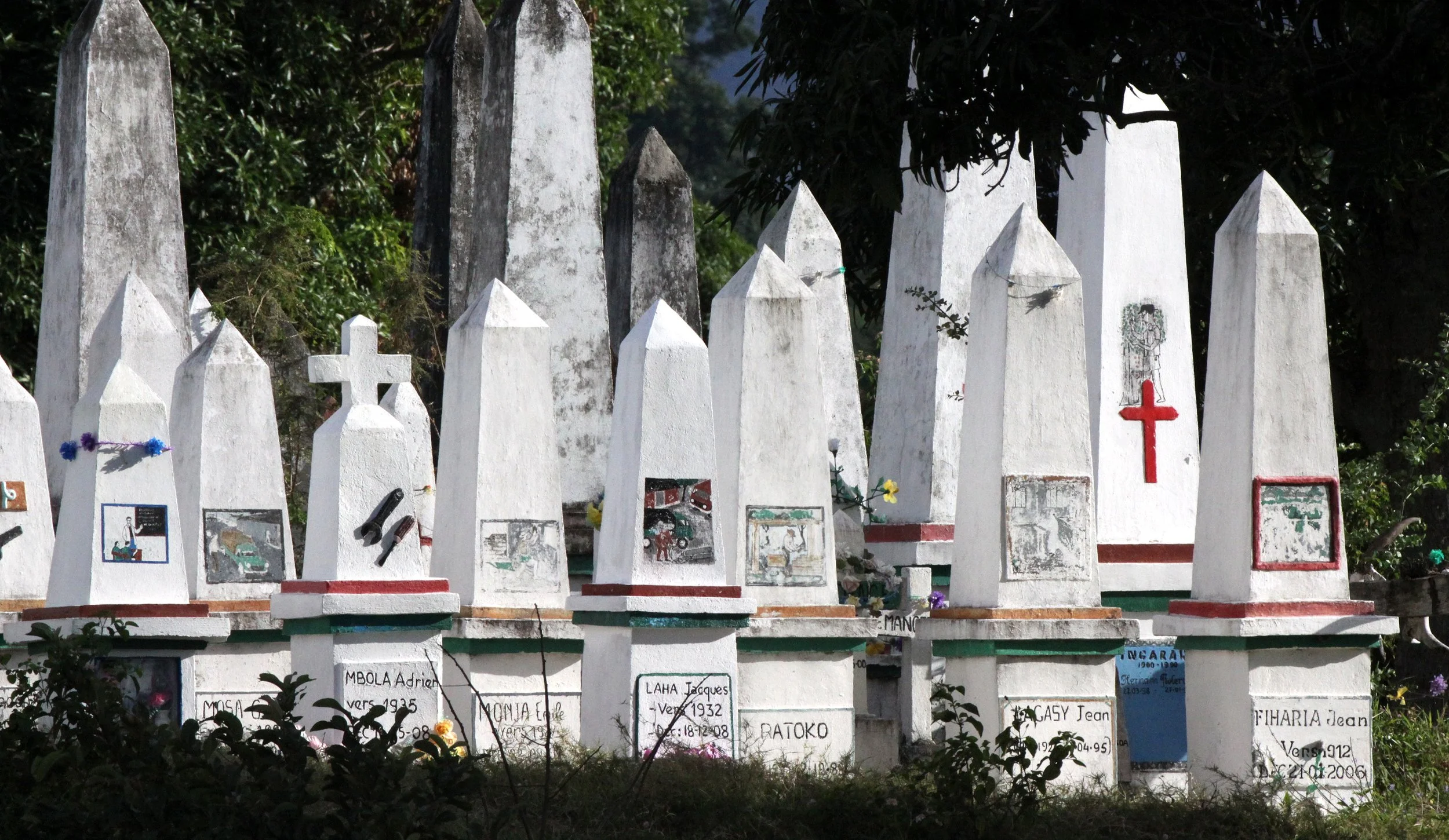 FORT DAUPHIN - MAHAFALY TOMB ART (8).JPG