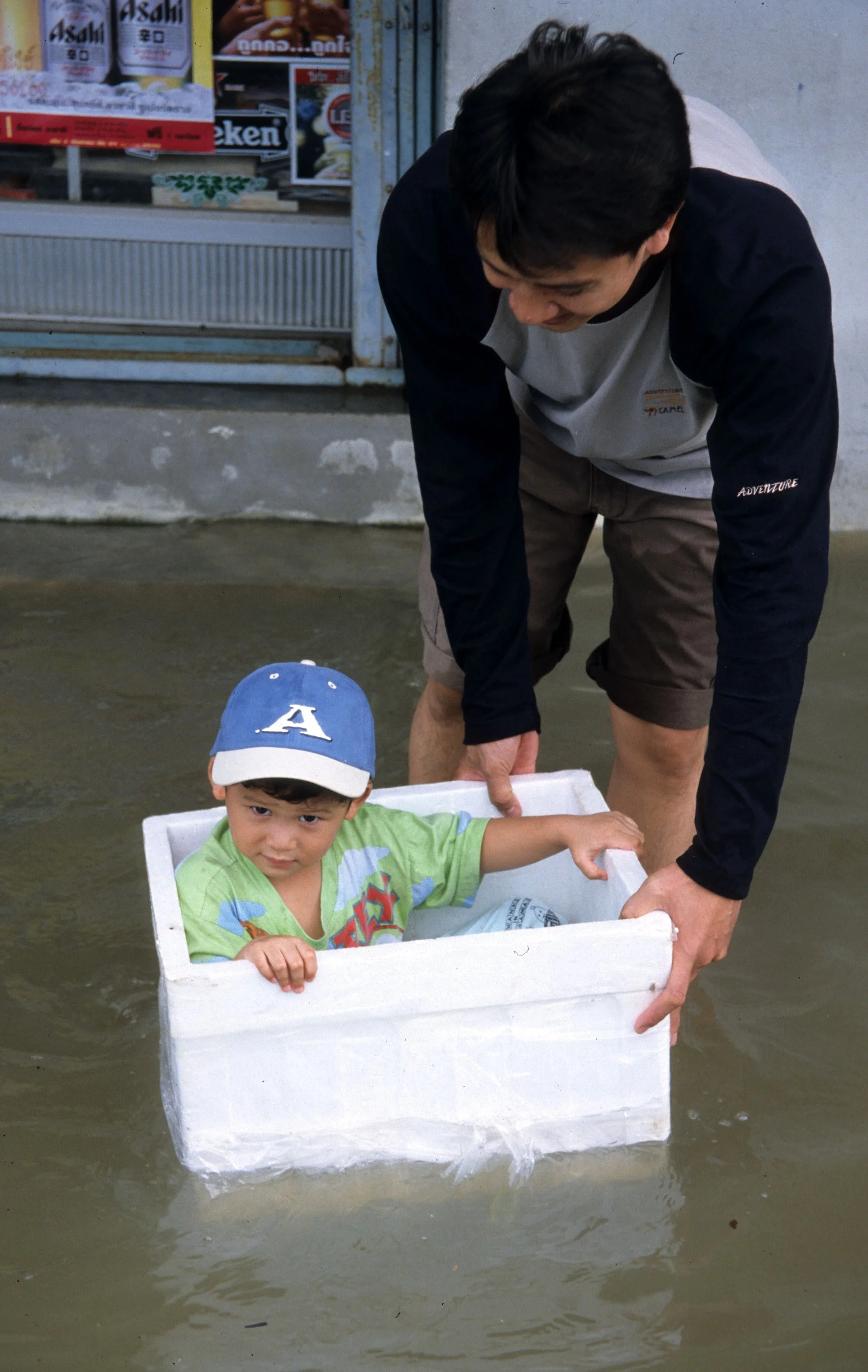 2009 Nakhonsithammarat Thailand with Family & Floods (10).jpg