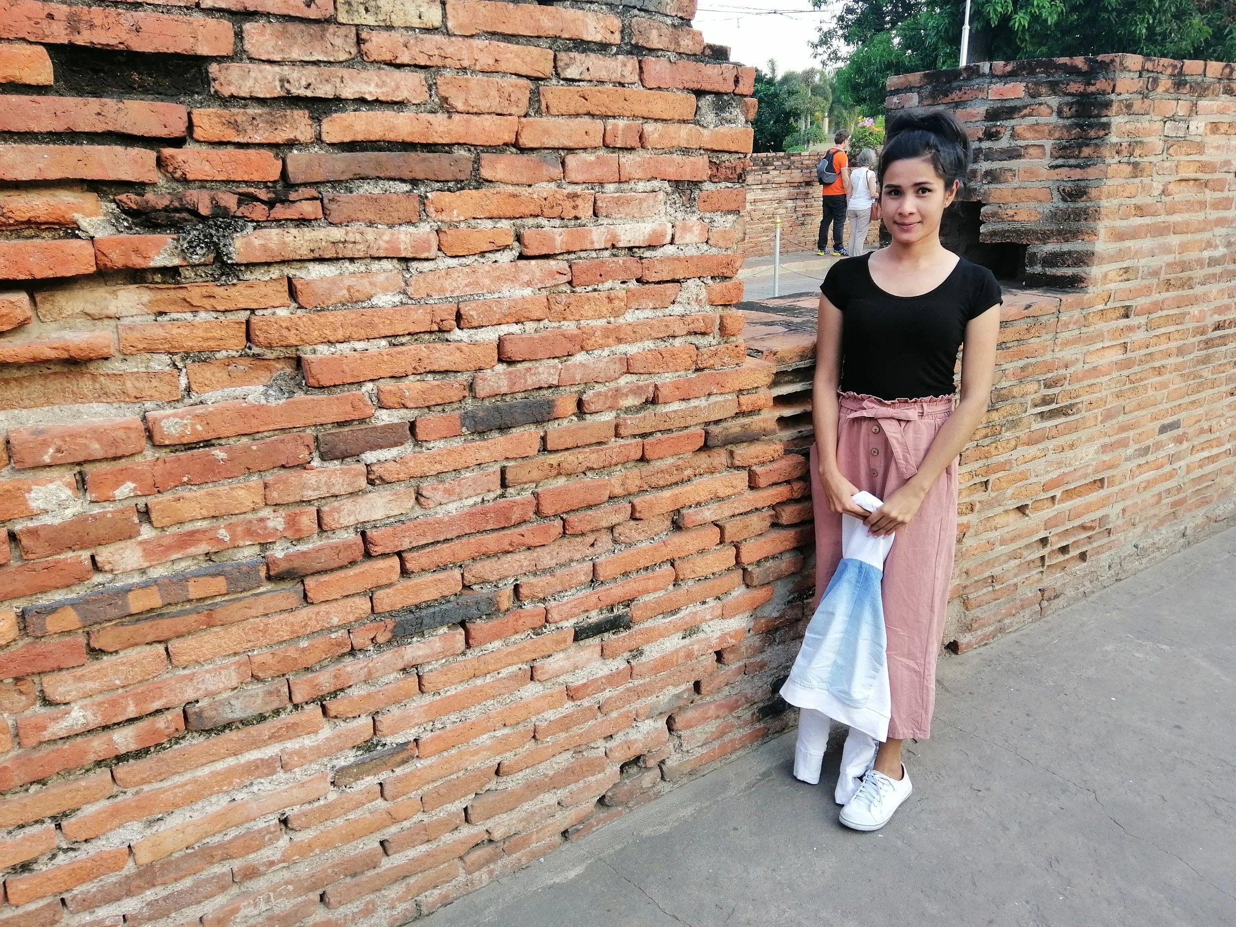 2018 Ayutthaya Pics with Gift in Traditional Dress (21).jpg
