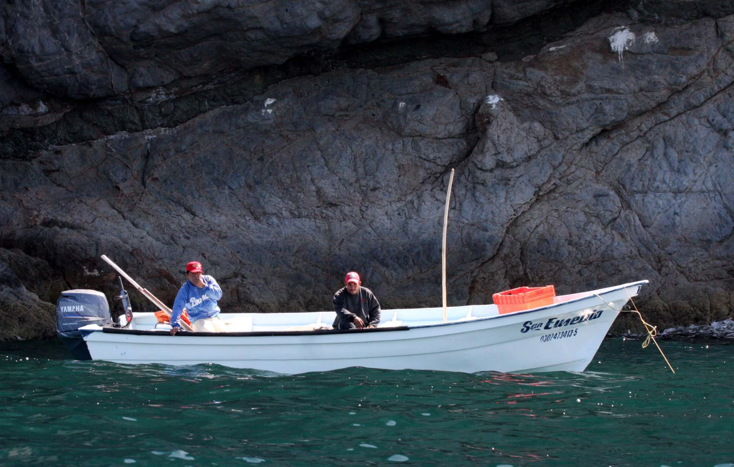 ISLA SANTA CATALINA BAJA MEXICO - FISHERMEN.JPG