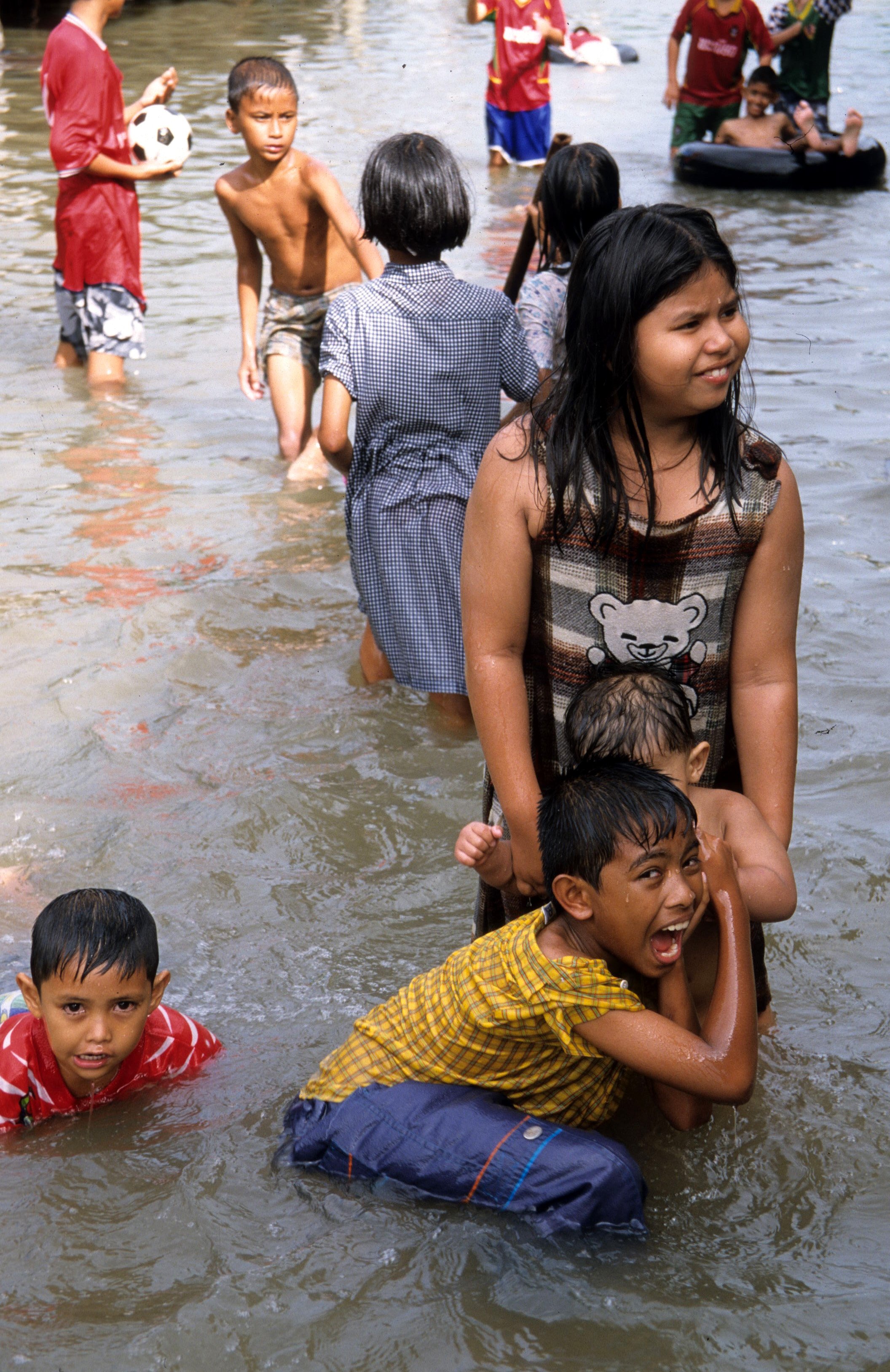 2009 Nakhonsithammarat Thailand with Family & Floods (25).jpg