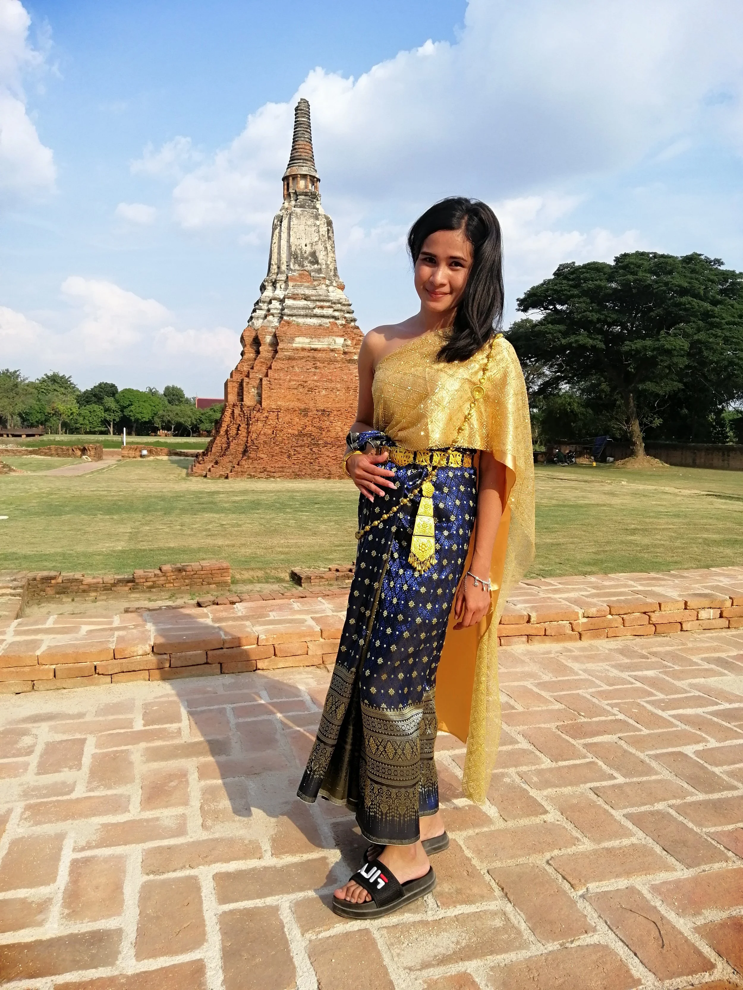 2018 Ayutthaya Pics with Gift in Traditional Dress (153).jpg