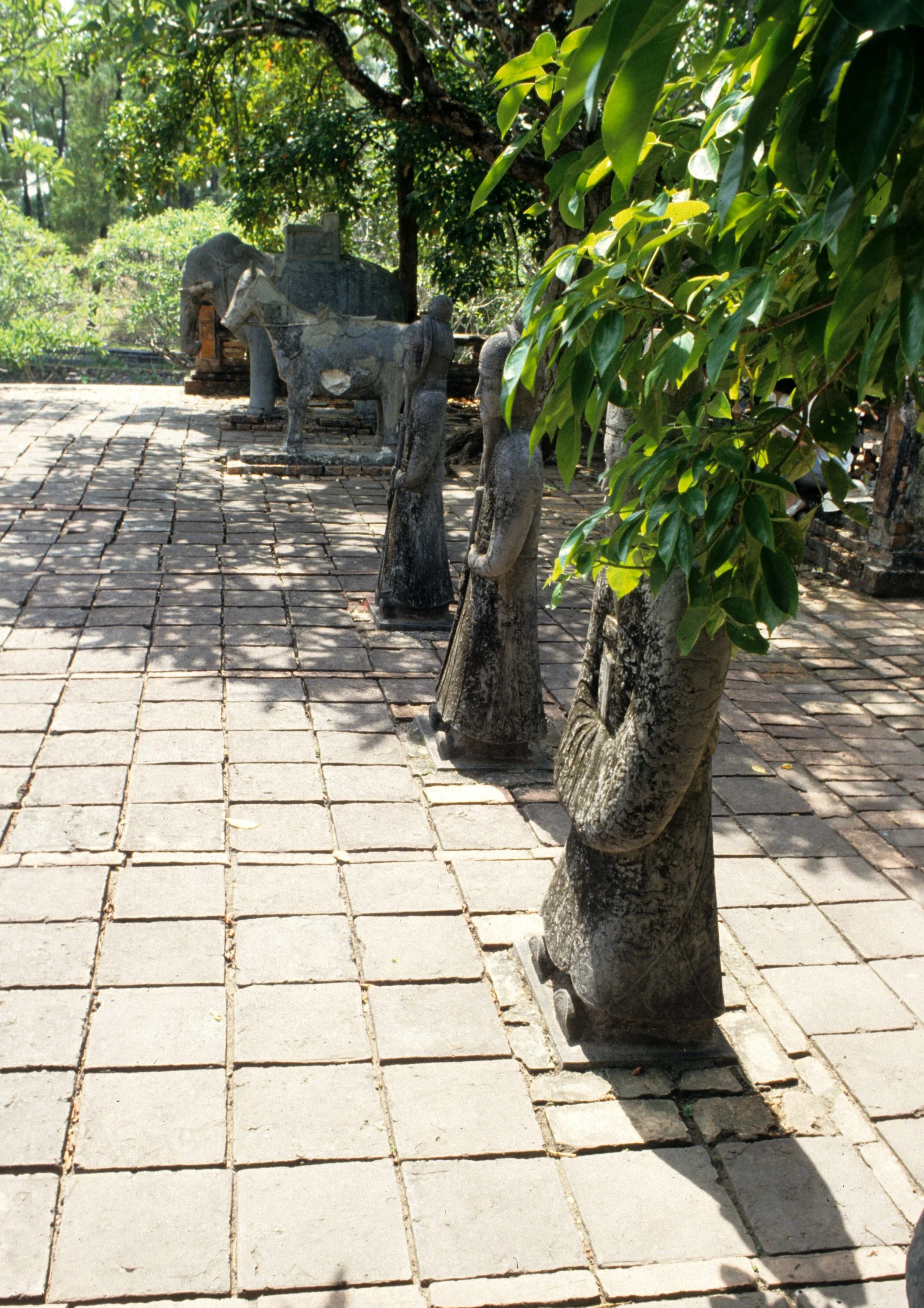HUE - KHAI DINH TOMBS 1994 (2).jpg