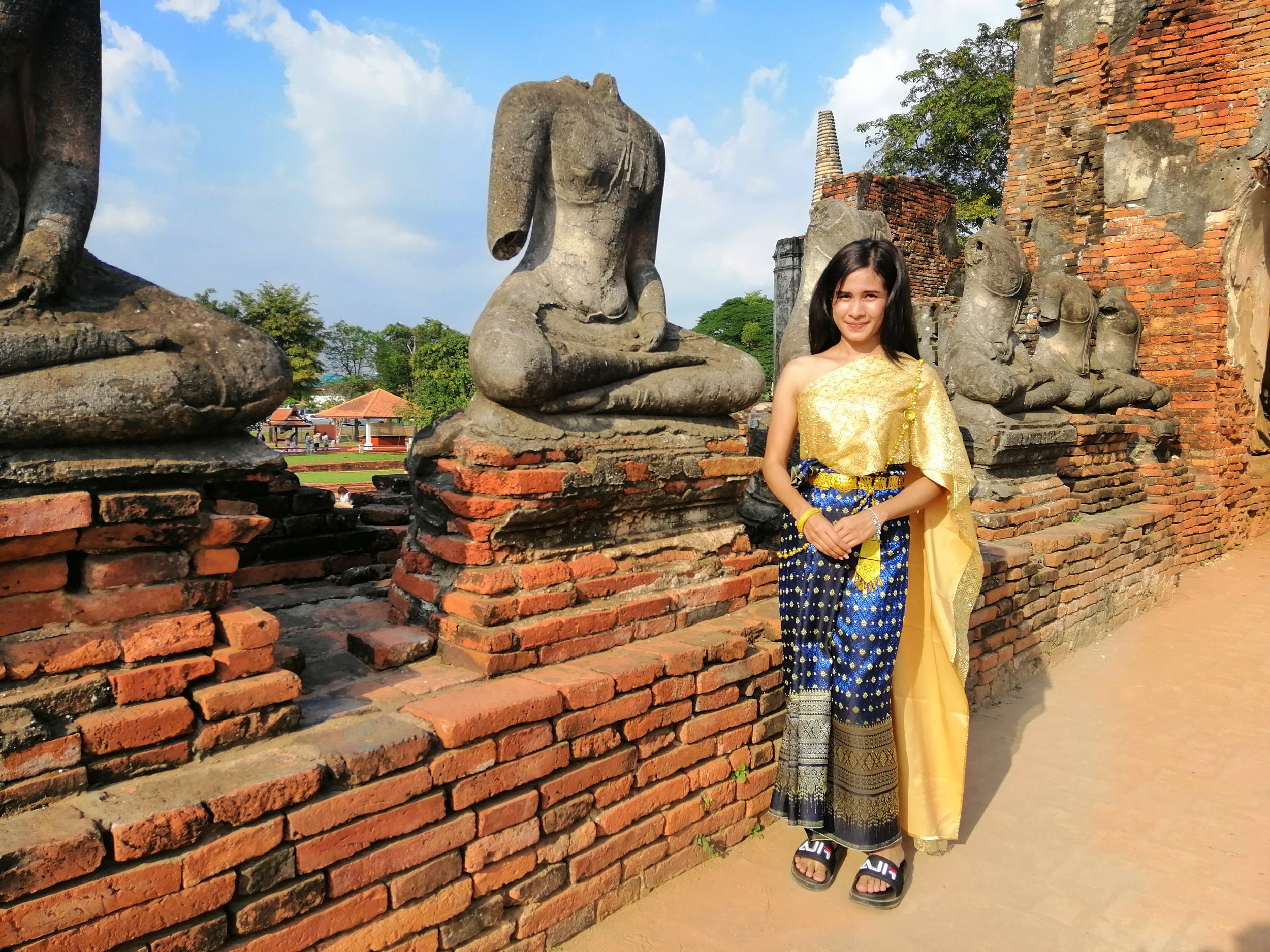 2018 Ayutthaya Pics with Gift in Traditional Dress (177).jpg