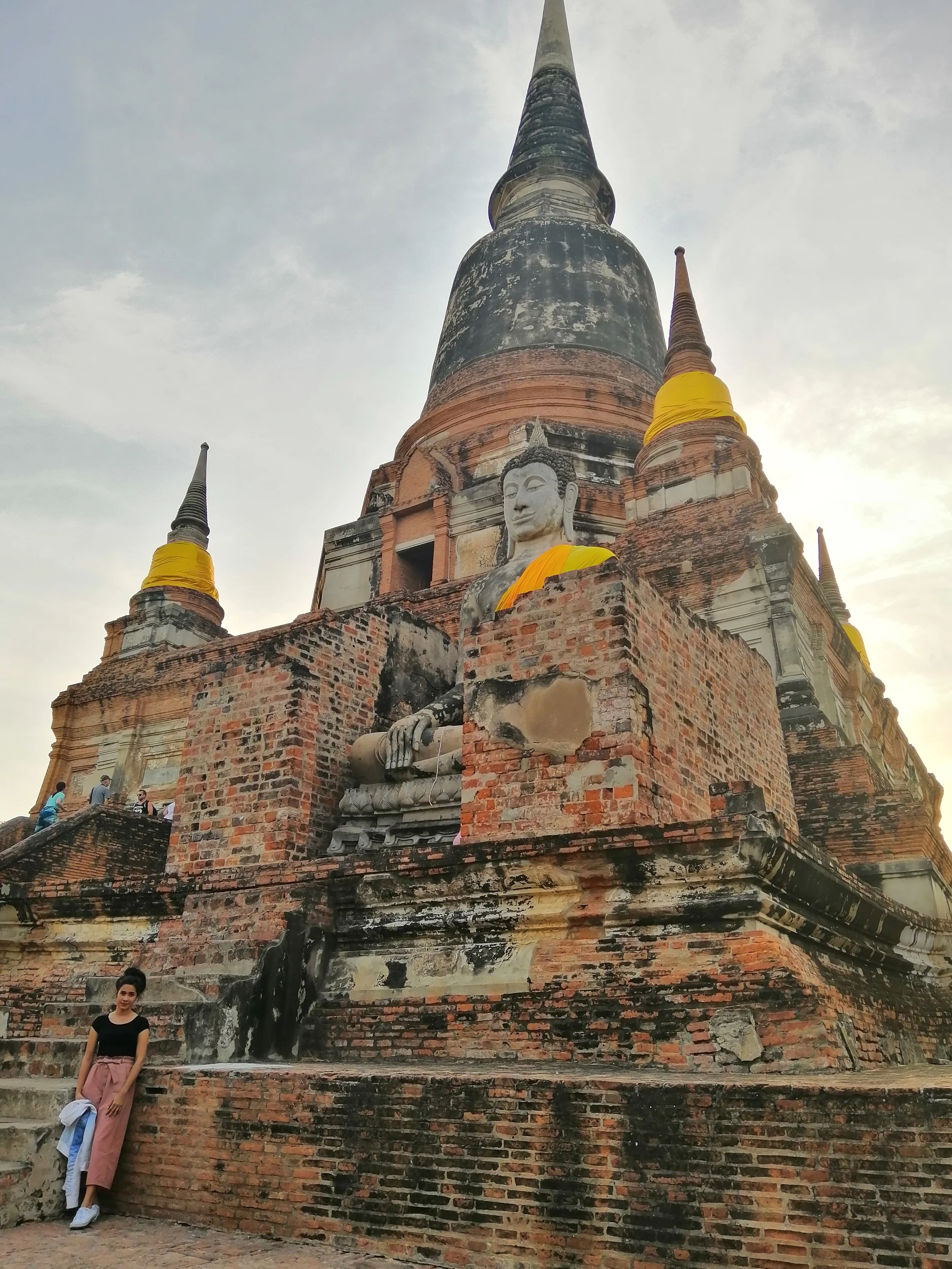 2018 Ayutthaya Pics with Gift in Traditional Dress (35).jpg