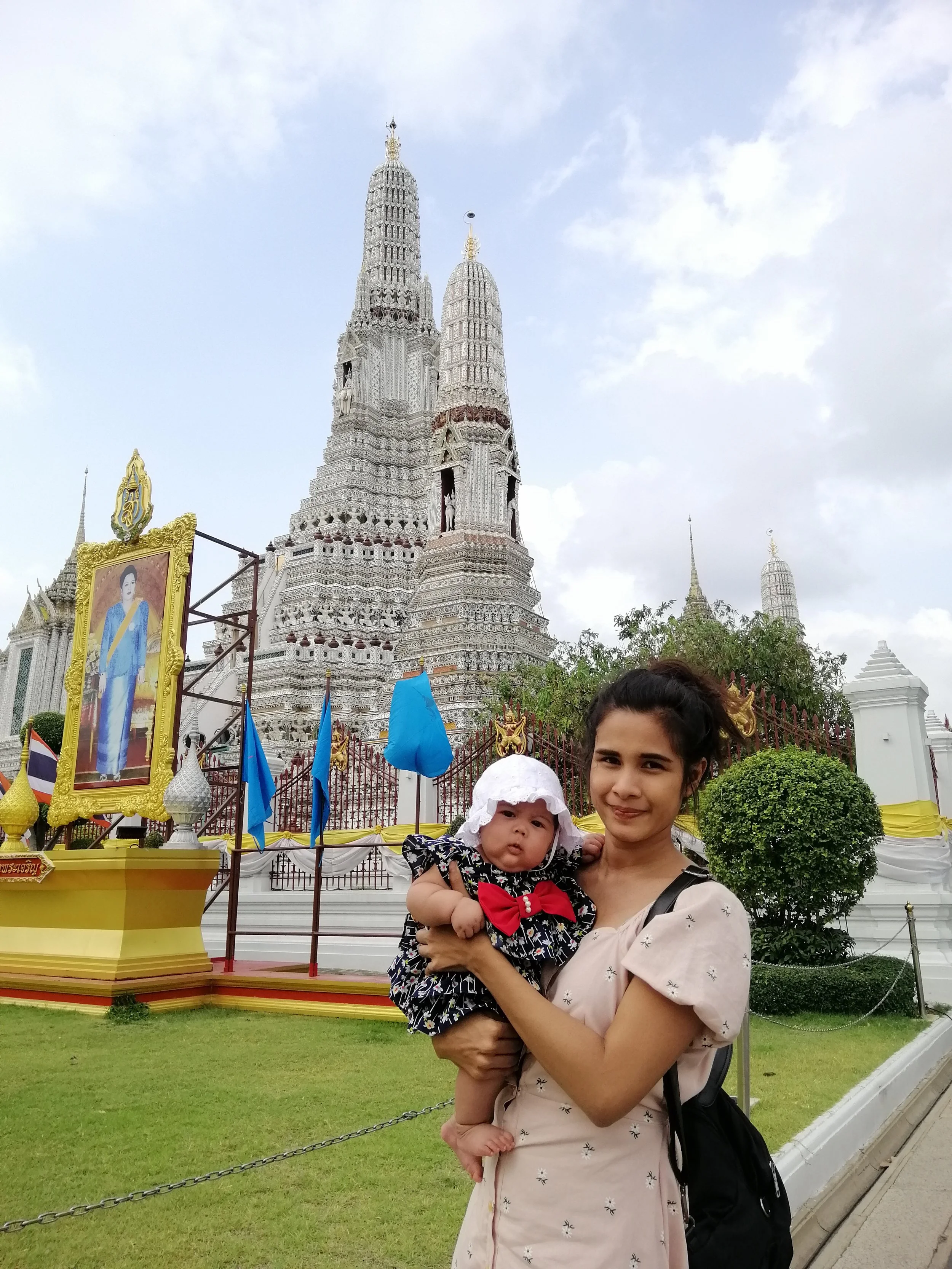 2020 Wat Arun with Liana, Cokie and Gift (27).jpg