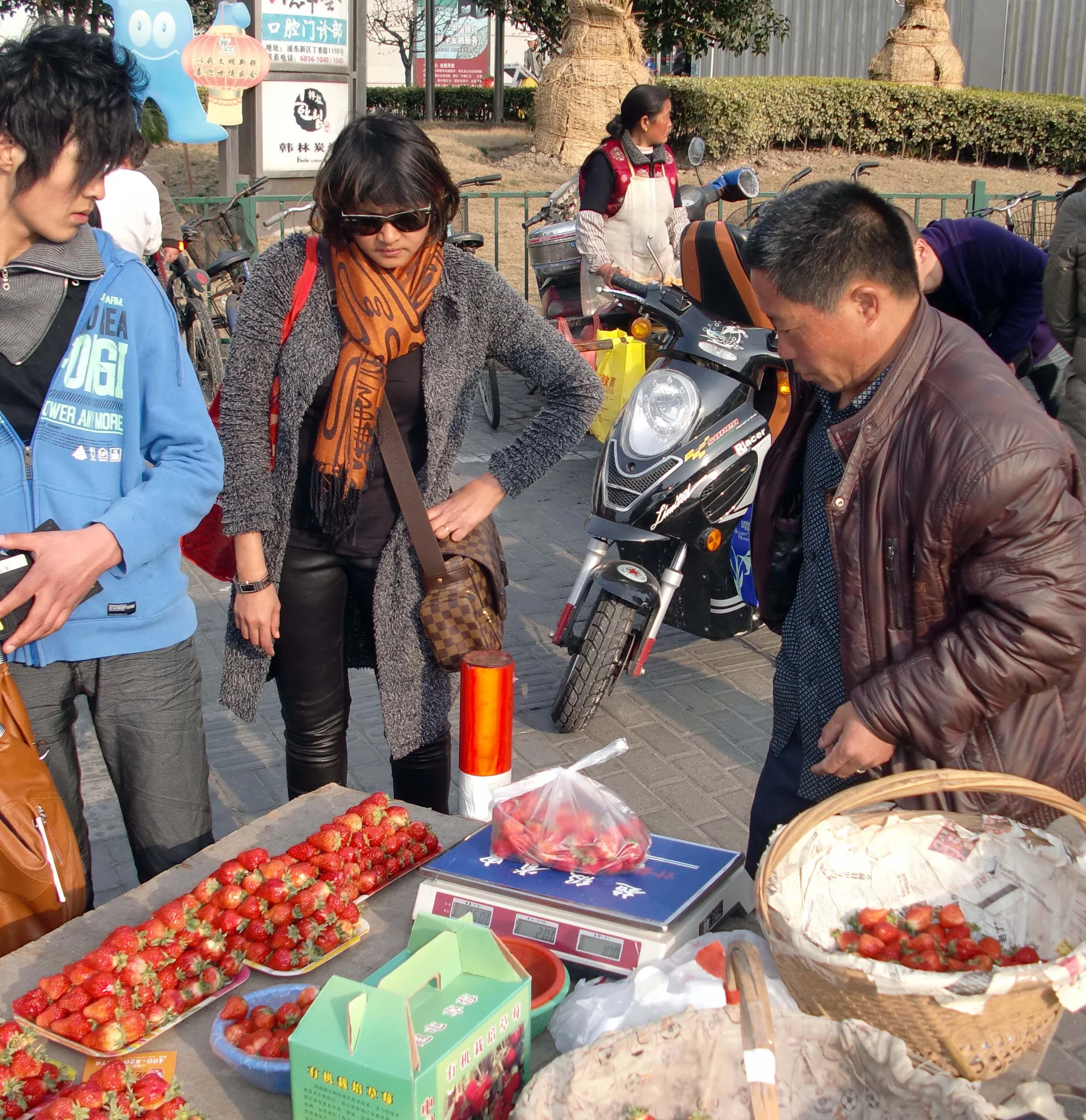 2011-3-12 DAY AT THE THUMB PLAZA (13).JPG