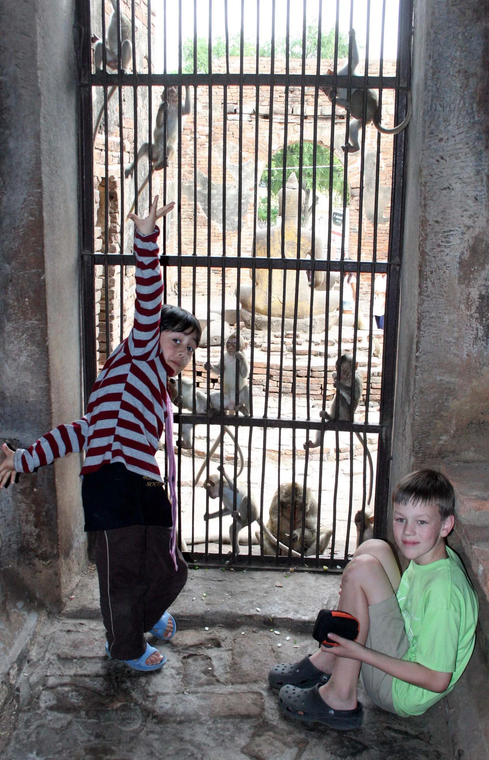 LOPBURI - WAT RAN SAM YOD - WITH LONG-TAILED MACAQUES - PRAPUTABAT - WAT PRAPUTABAT - CHRISTMAS IN THAILAND TRIP 2008 (69).JPG