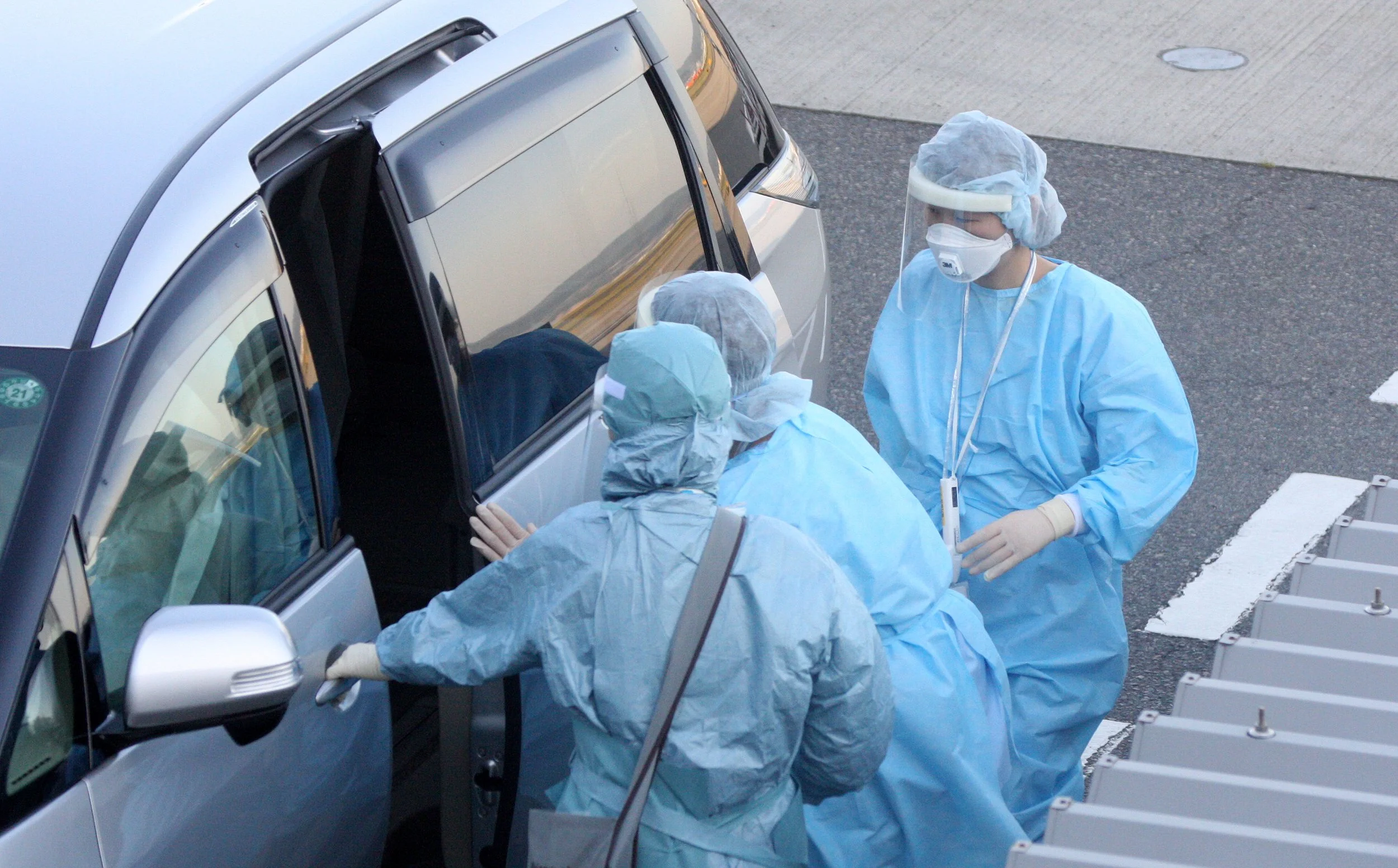 OSAKA - MAY 2009 - SWINE FLU INSPECTORS (10).JPG