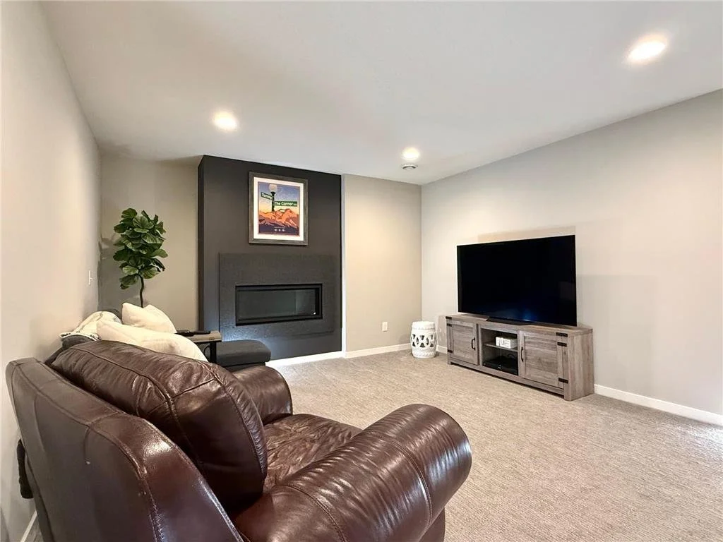 4848 family - Copy.jfif