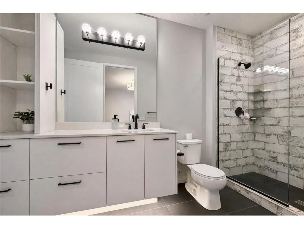 16102 Primary Bath.jfif