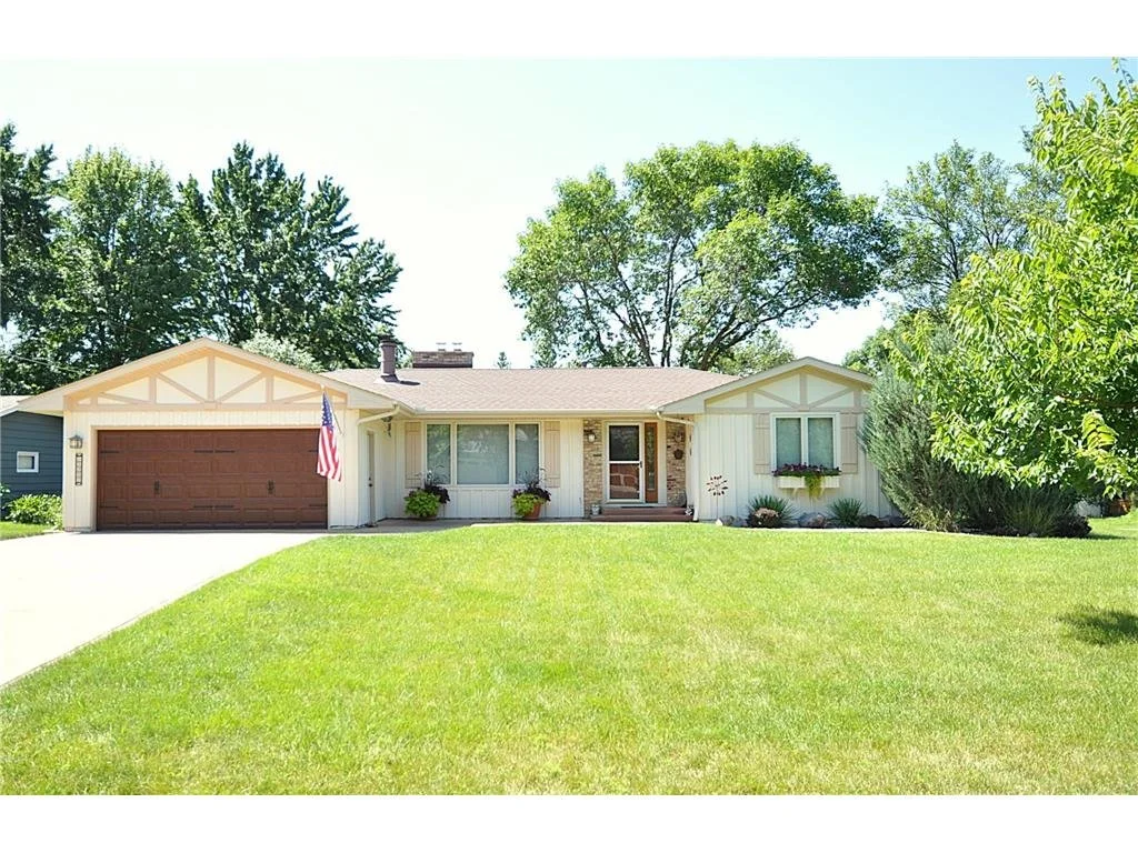 13200 Oakland Dr, Burnsville, MN 55337