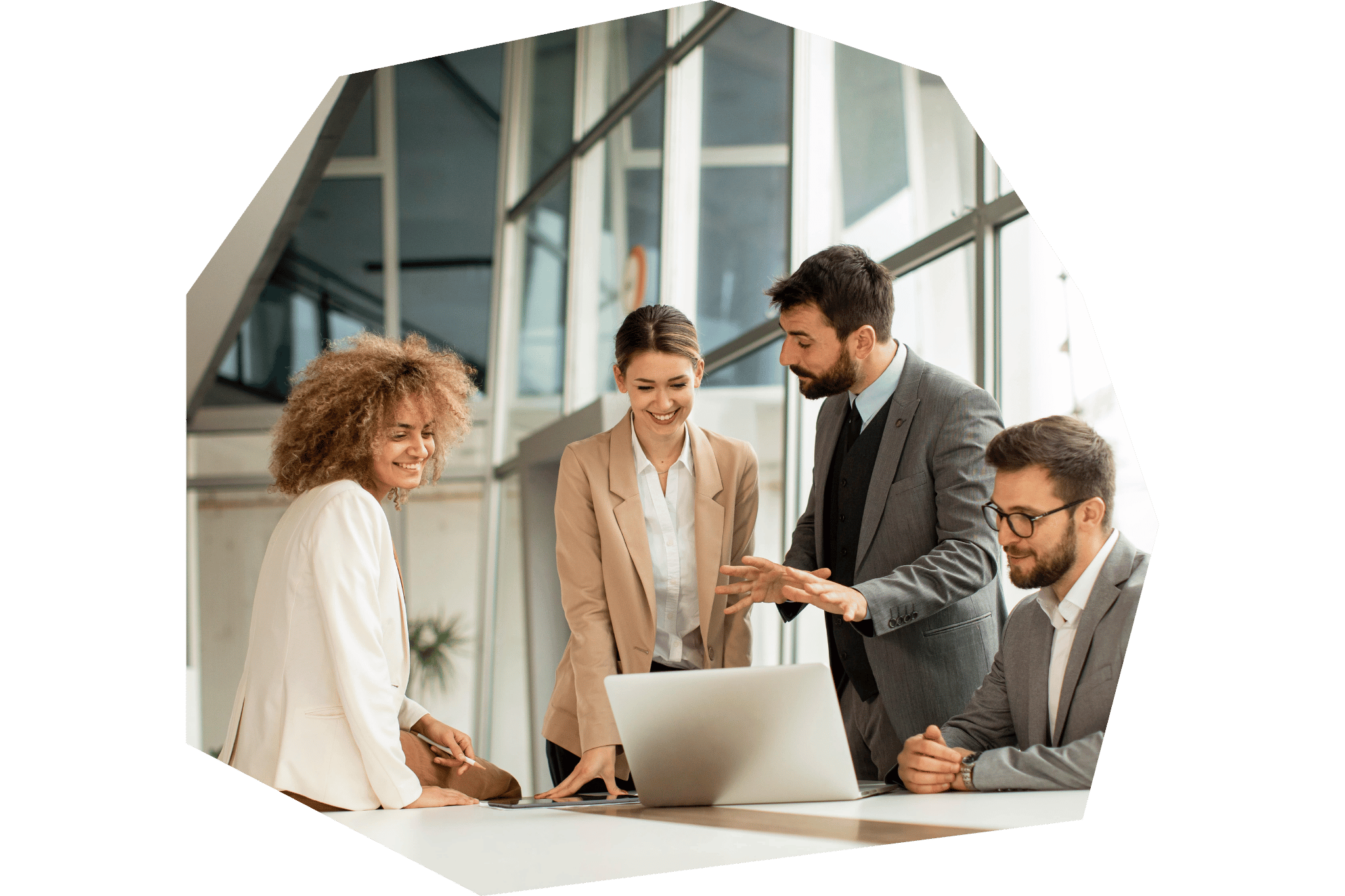 Deux femmes et deux hommes travaillent sur un projet QVCT de prévention des TMS et de réduction de la sédentarité. n entreprise. Impression de santé et d'efficacité. Neomove