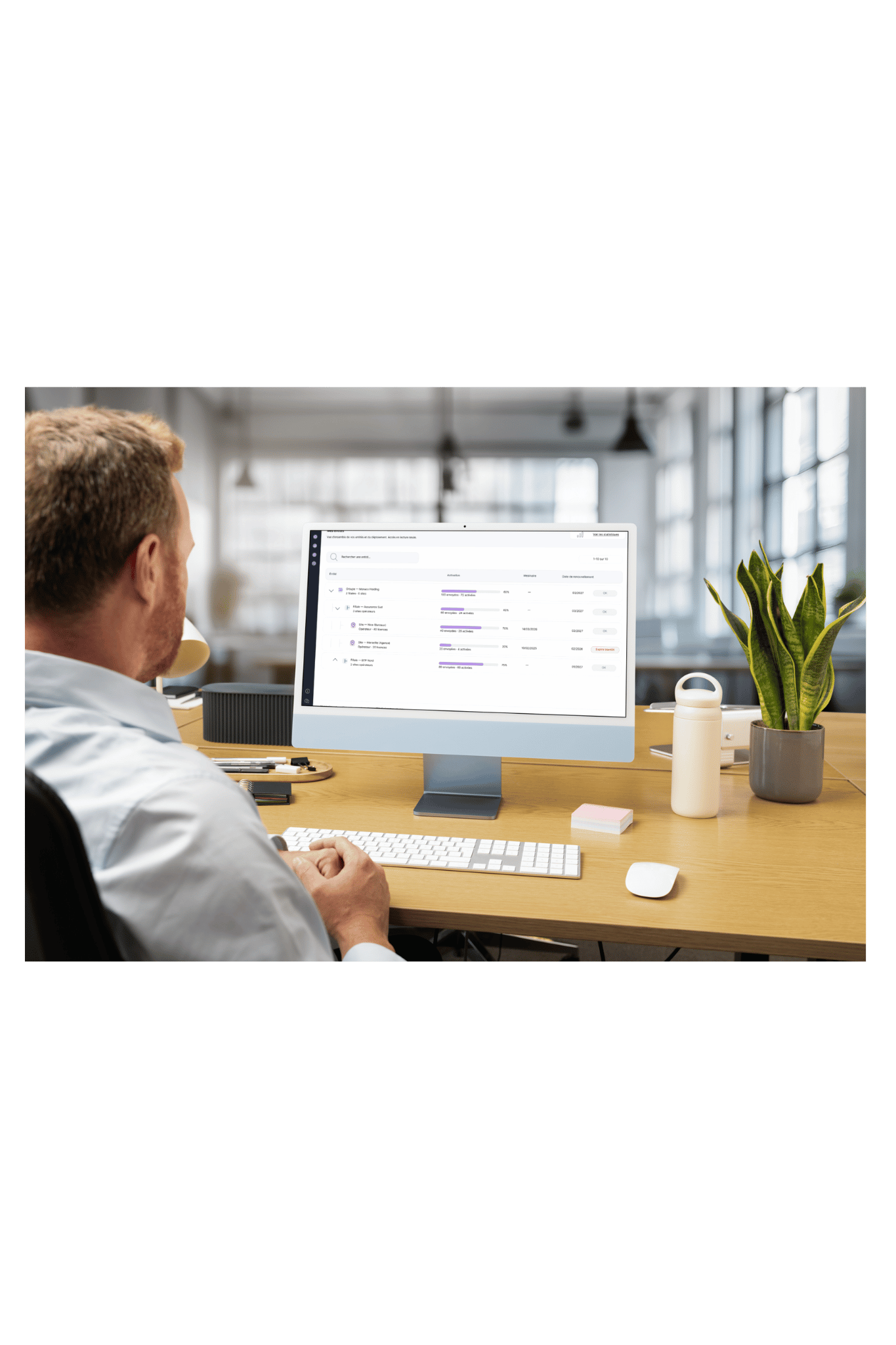 Un homme pilote la prévention des TMS avec des statistiques par site issues du panneau de pilotage Neomove