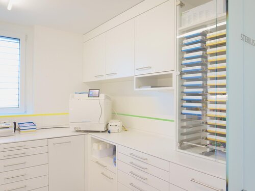  Kompakte Bauweise, gute Abläufe – auch auf einer kleinen Fläche kann ein vollwertiger Sterilisationsraum realisiert werden. 