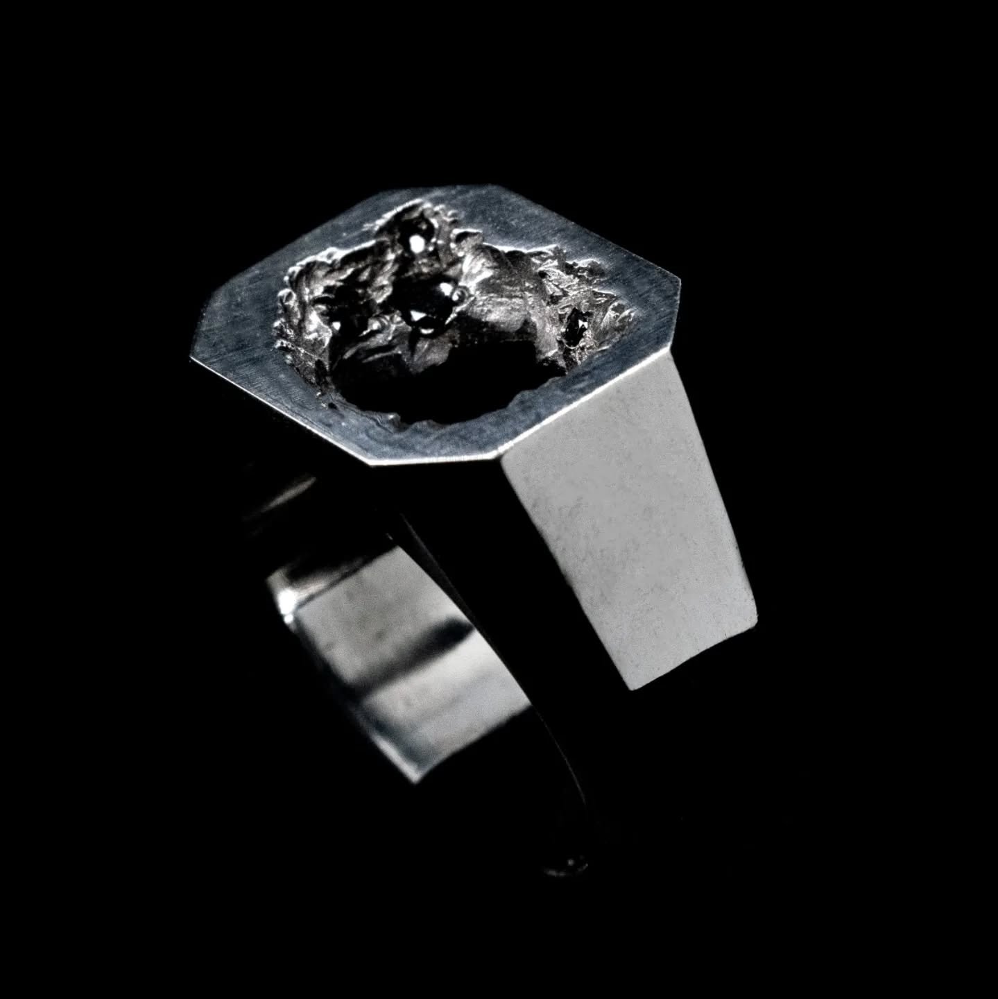 Inspired by the organic shapes of rock formations and geodes, combined with the tight geometry of a modern signet ring.
Adorned with black zirconia to make is shine.
.
Now available on our site.
.
.
#jewelry #signetring #geodering #roughjewelry