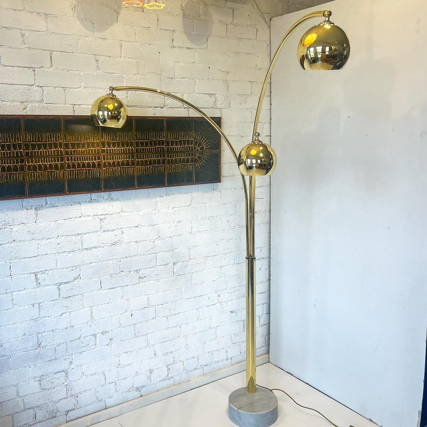 Beautiful large vintage brass lamp.

3 adjustable arms each with an adjustable head. 

Expect some marks of wear and tear / patina 

Pricing and details via tenpastonevintage.com.au