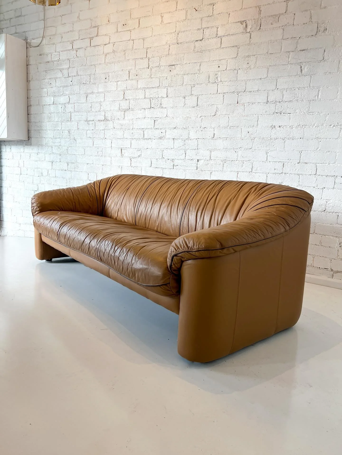 Super hot 80's 3 sofa in tan leather.

The condition is great, angles are great! 

202 cm wide x 80 cm deep 
Back height 70 cm 
Seat height 43 cm
Dm