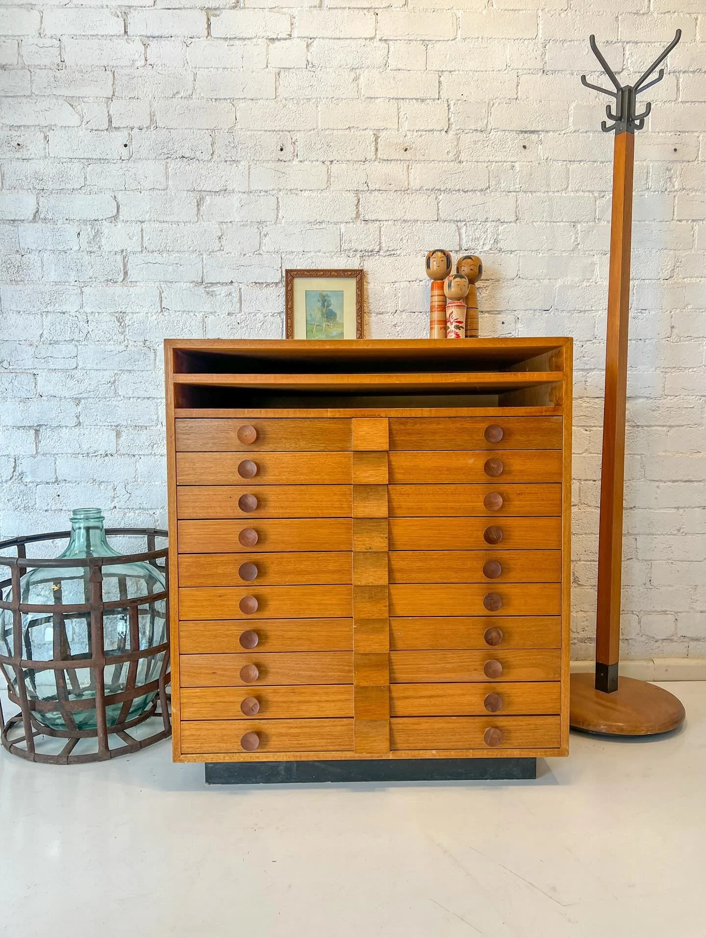 Fantastic set of vintage plan / artists drawers.

Ten drawers with internals 60 x 80 x 3.5 tall.

A lovely set with some bumps and scratches here and there.
Over all measurements 86.5 wide x 98 tall 66 cm deep - $950 

Also available- 
4 x crated Ita