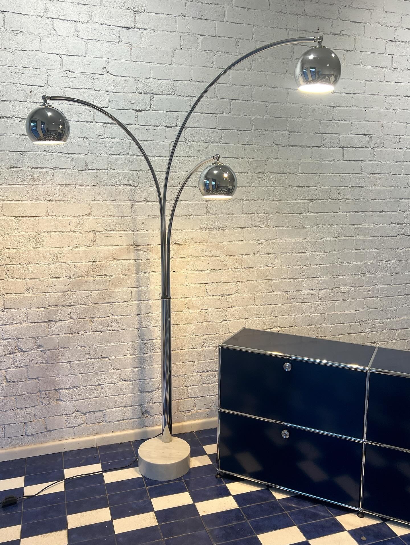 Italian floor lamp in chrome with marble base

215 cm tall x 120 cm wide 

$1200