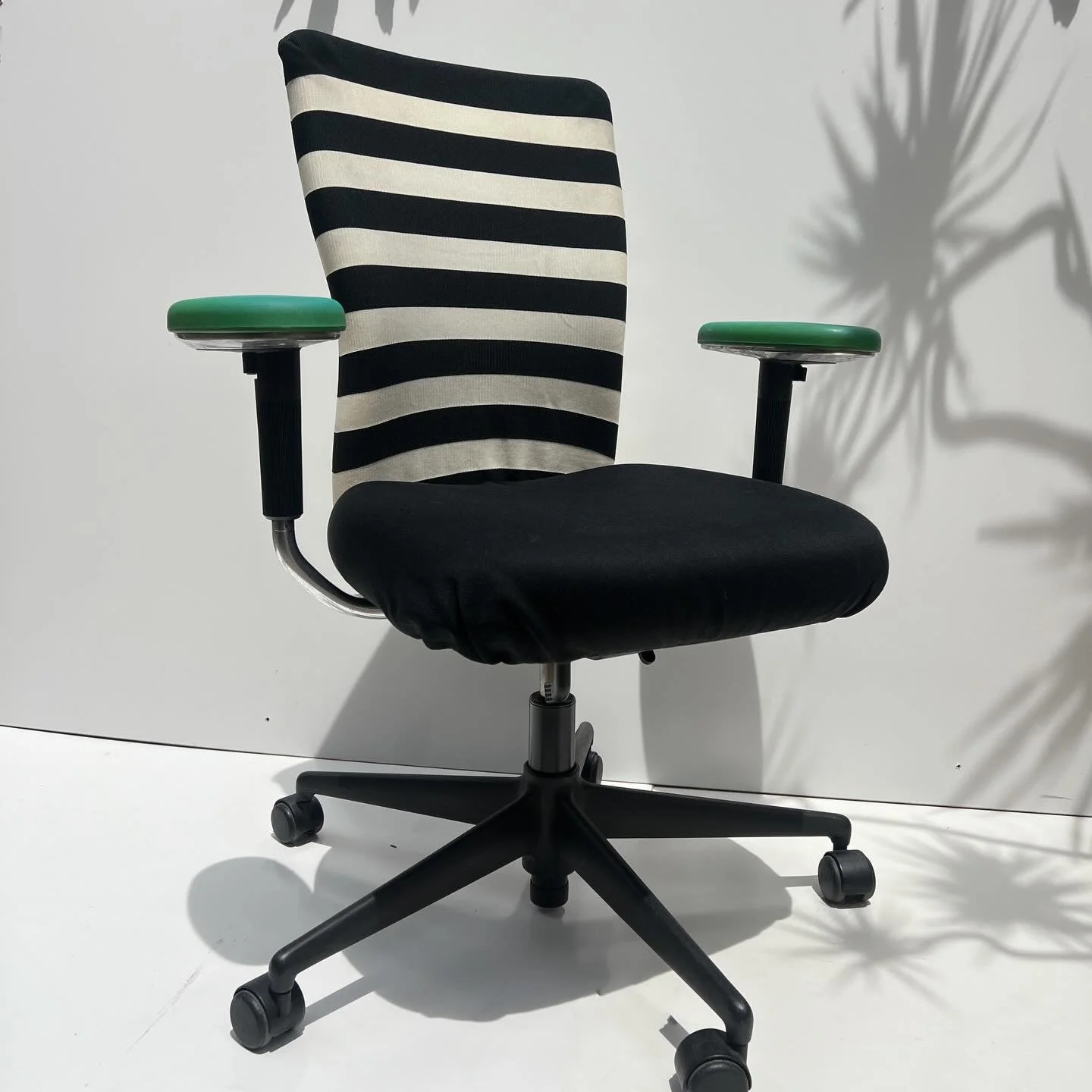 Vitra T-Chair &mdash; Antonio Citterio
German-made ergonomic office chair with adjustable back and armrests.
Solid, well-designed piece in good used condition with minor wear to upholstery.

Seat height: 45 cm (fixed)
Pickup: Pascoe Vale South

$325
