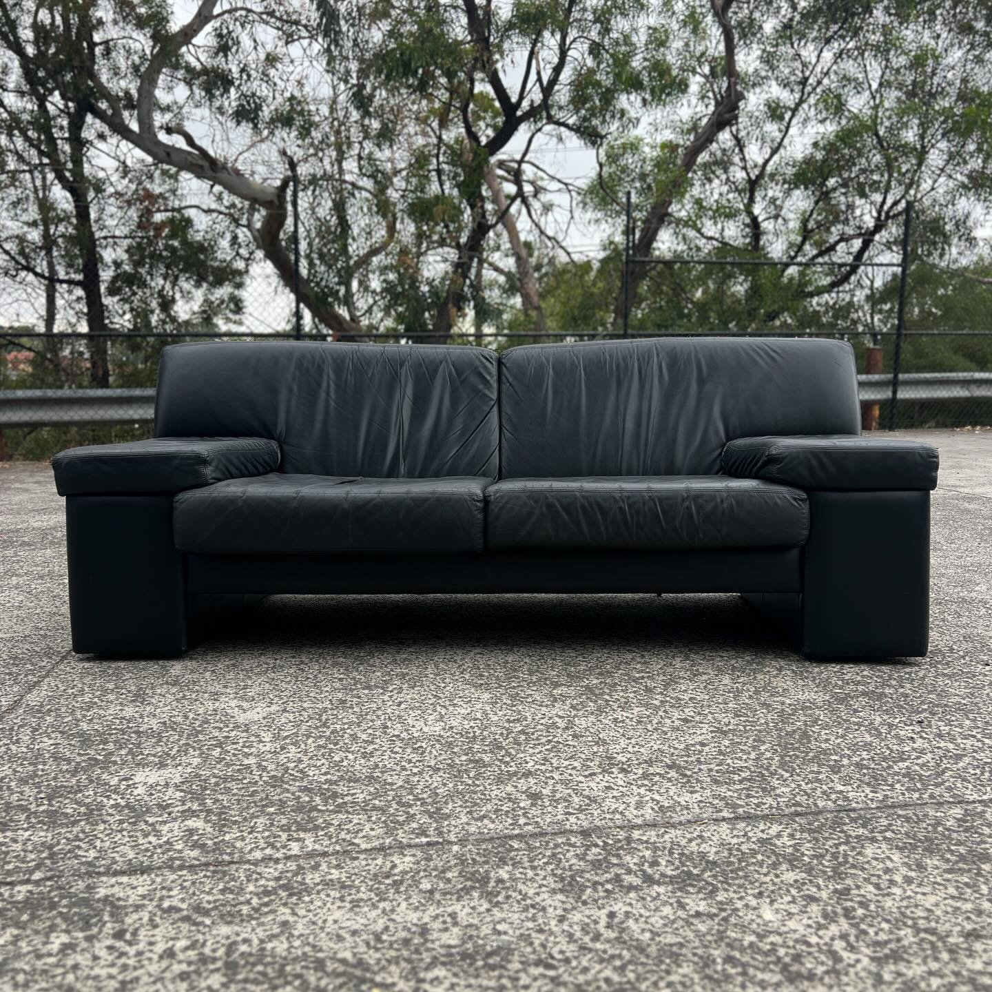 Chunky 90's Vintage black leather sofa 🖤

Wide armrests, deep seats, and bold architectural lines.

A strong, boxy form reminiscent of the Lota sofa by Eileen Gray &mdash; cleaned, conditioned, and ready to go.

203 W &times; 84 D &times; 74 H cm
Vi