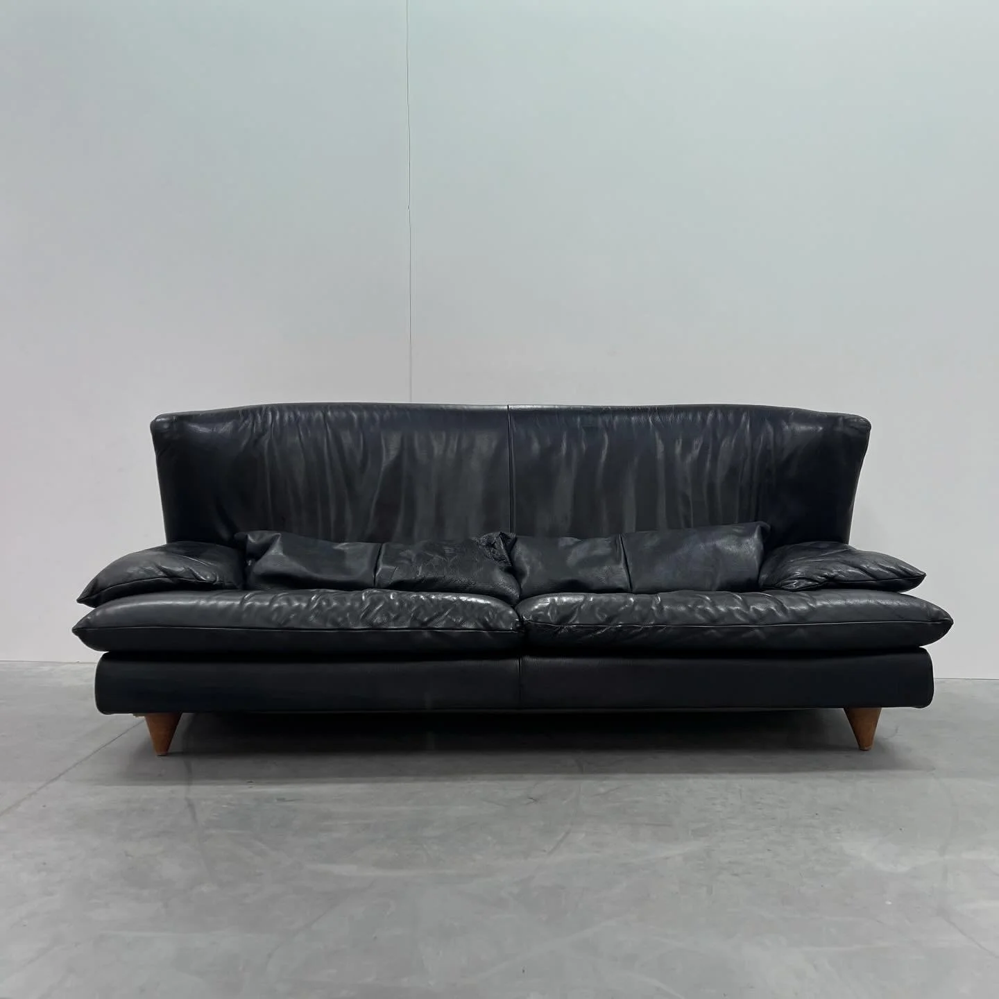 Black leather sofa by i4 Mariani for the Pace Collection.
Italian made with beautifully soft, high-quality leather and a late 80s postmodern feel.
High back design, seriously comfortable.

215cm W &times; 100cm D &times; 90cm H
Seat height 45cm
Great