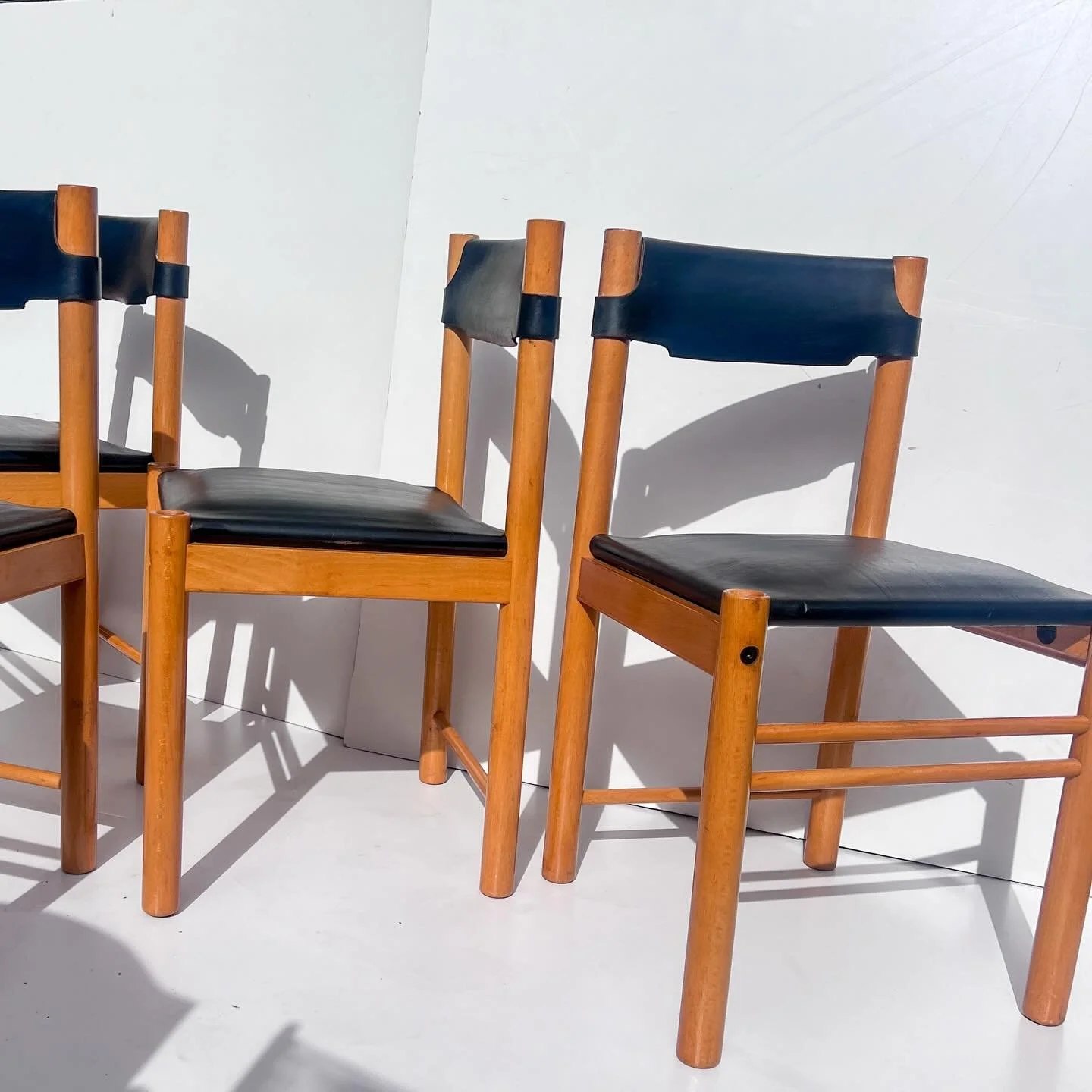 Vintage Italian dining chairs by Ibisco, c.1970s

Beech frames with thick black leather seats and backrests.

Good vintage condition with age-related wear.

Set of four available