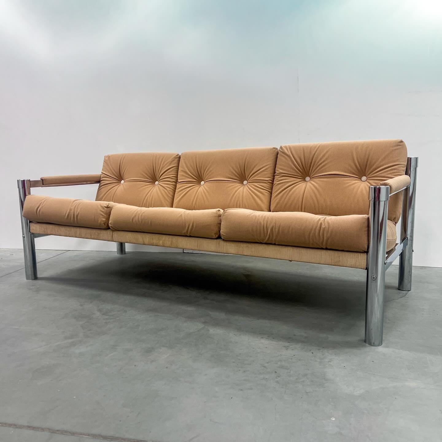 Vintage chrome sofa.

Three seat sofa with chrome frame and beige cord upholstery.
A great, comfortable sofa.

185cm W &times; 75cm D &times; 69cm H
Seat height 43cm
Age related wear to the chrome frame