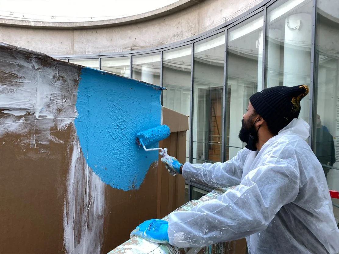  The artist painting his structure. © Carlos Bunga.  