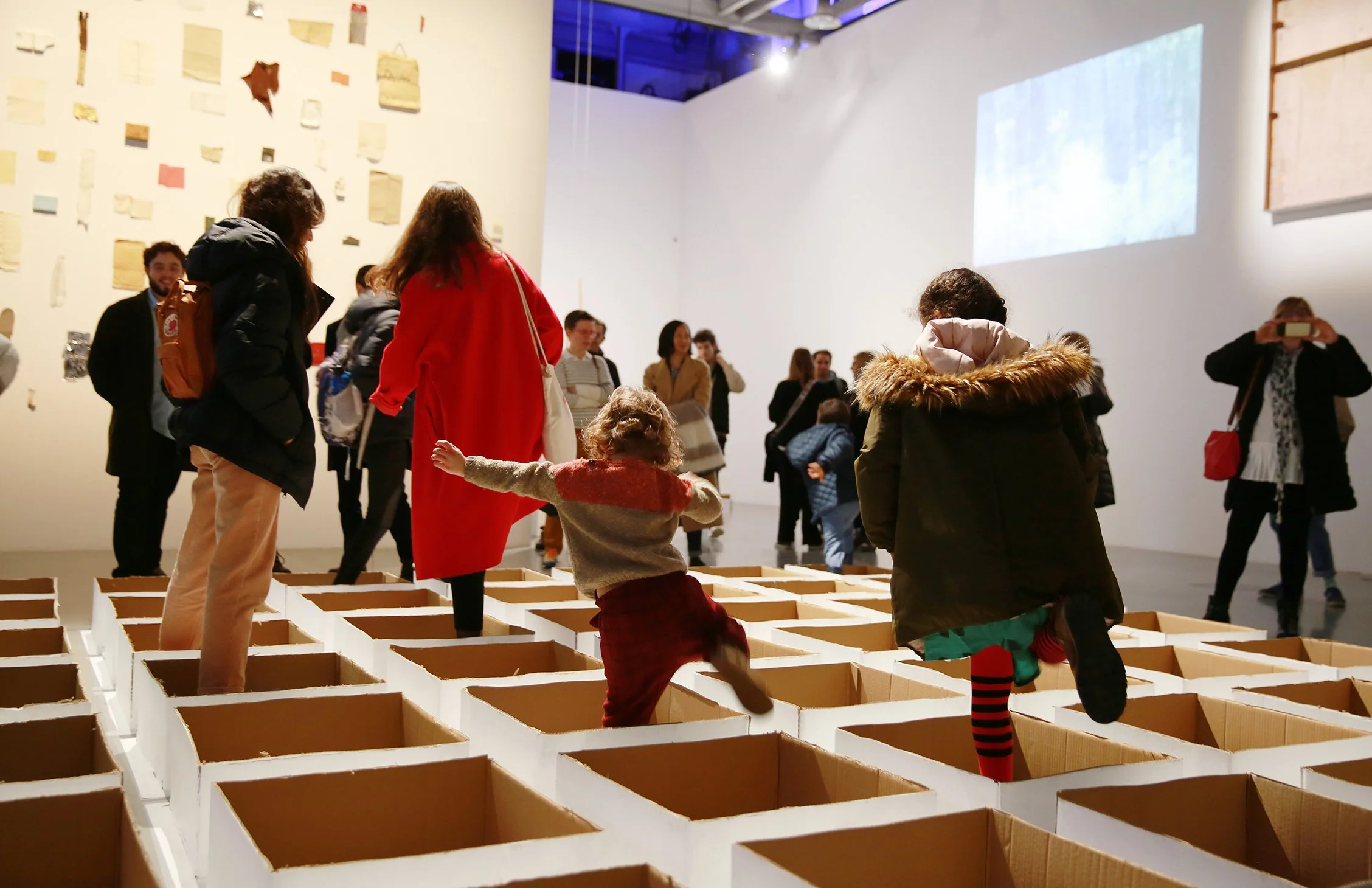  View of the exhibition during the inauguration. Bunga’s installations are made to be intervened by the audience. ©Gonçalo Rosa Silva / Fundação EDP. 