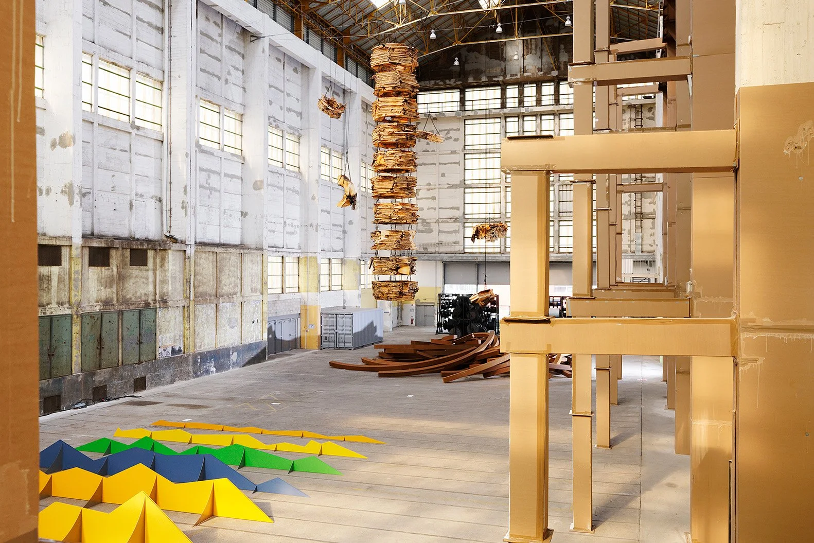  View of the venue. To the right, Bunga’s installation. ⓒ Aurélien Mole. 