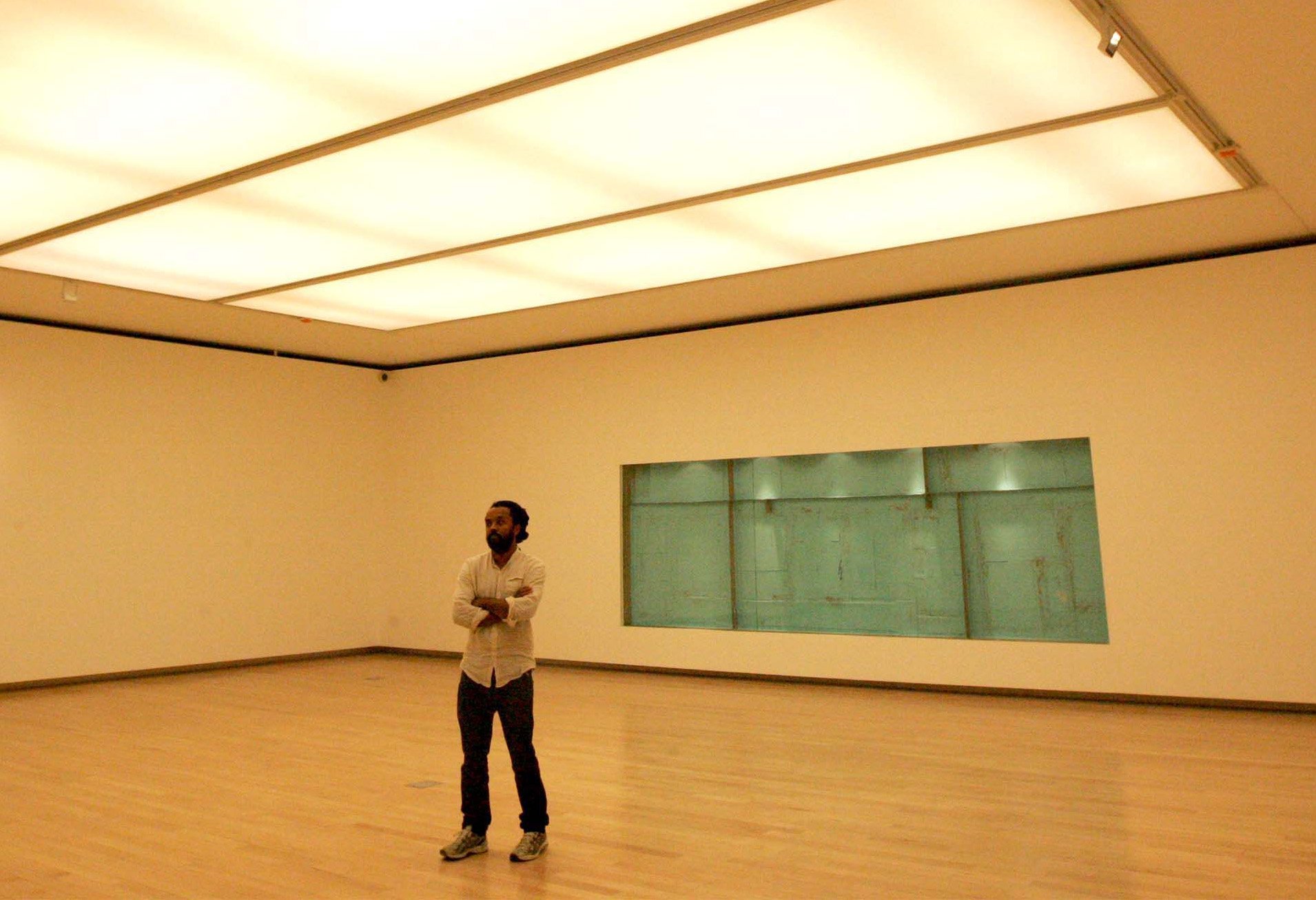  The artist and one of his artworks. ⓒ Carlos Bunga. 