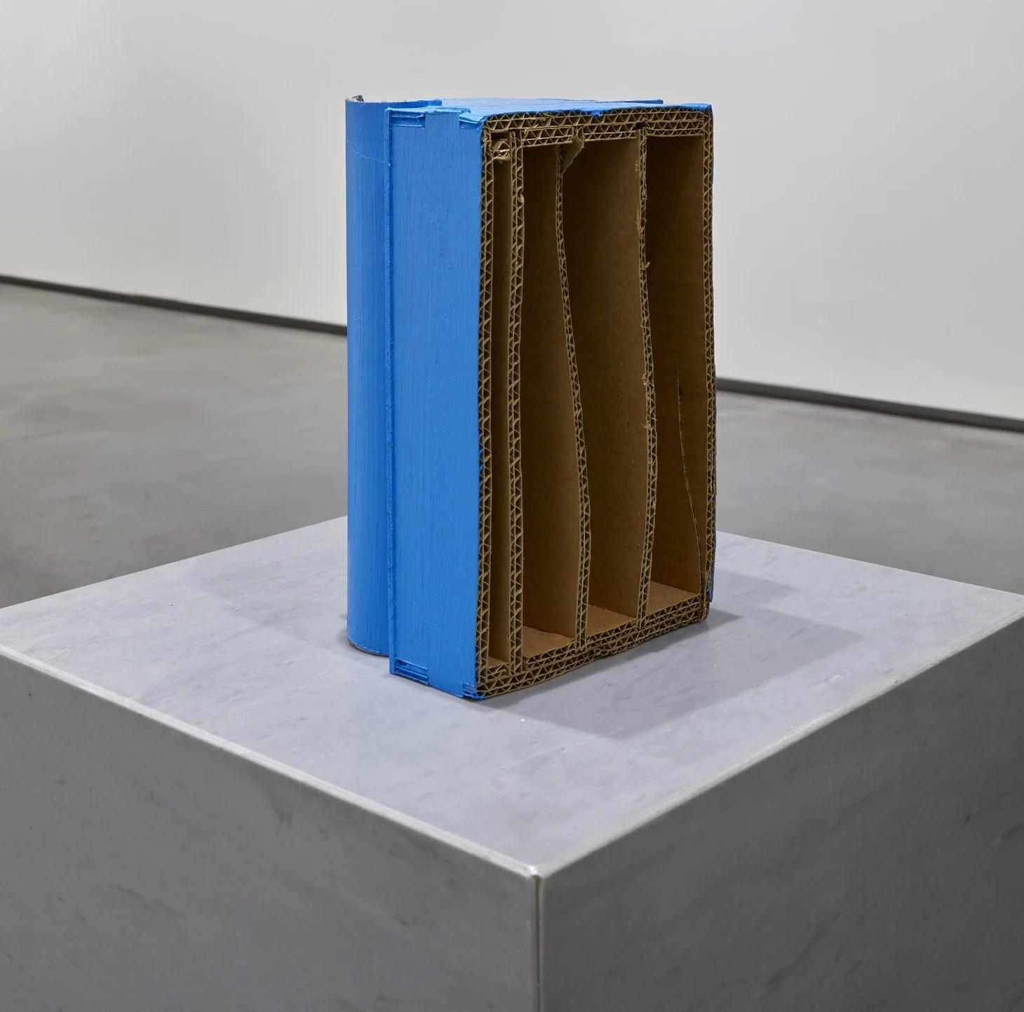  Carlos Bunga.  Espacio escénico , 2010. Acrylic over cardboard. 134 x 30 x 30. Courtesy: Museo de Arte Contemporáneo Helga de Alvear. 