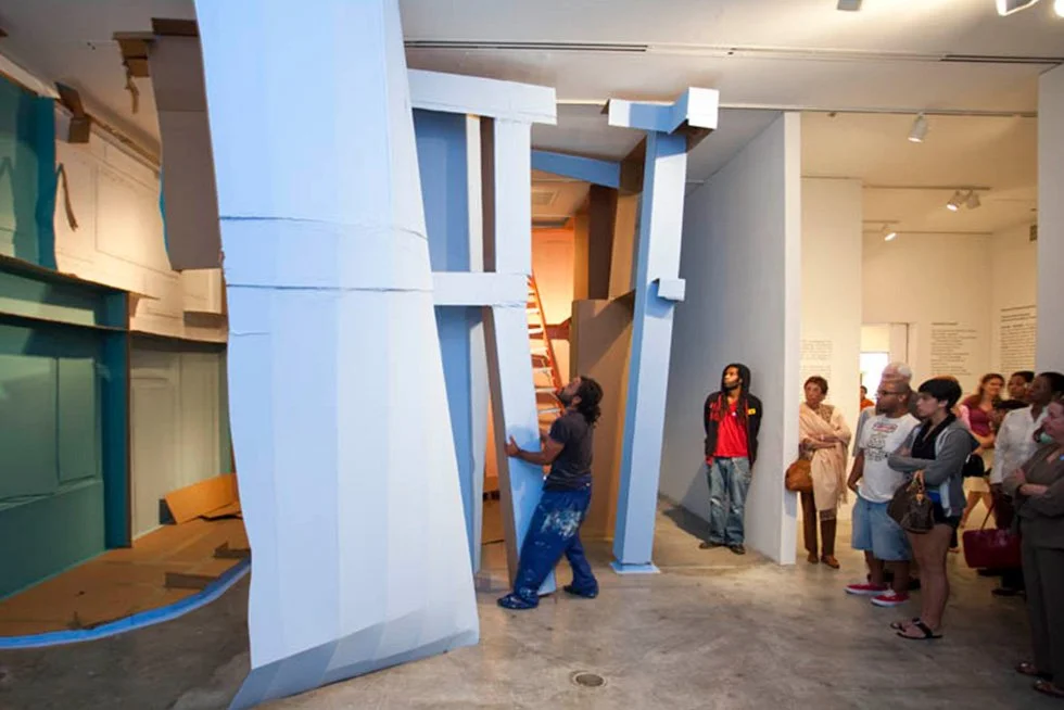  View of the site-specific during the artist’s performance, in which he brought down his work. ⓒ Carlos Bunga. 