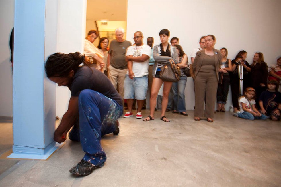  View of the site-specific during the artist’s performance, in which he brought down his work. ⓒ Carlos Bunga. 