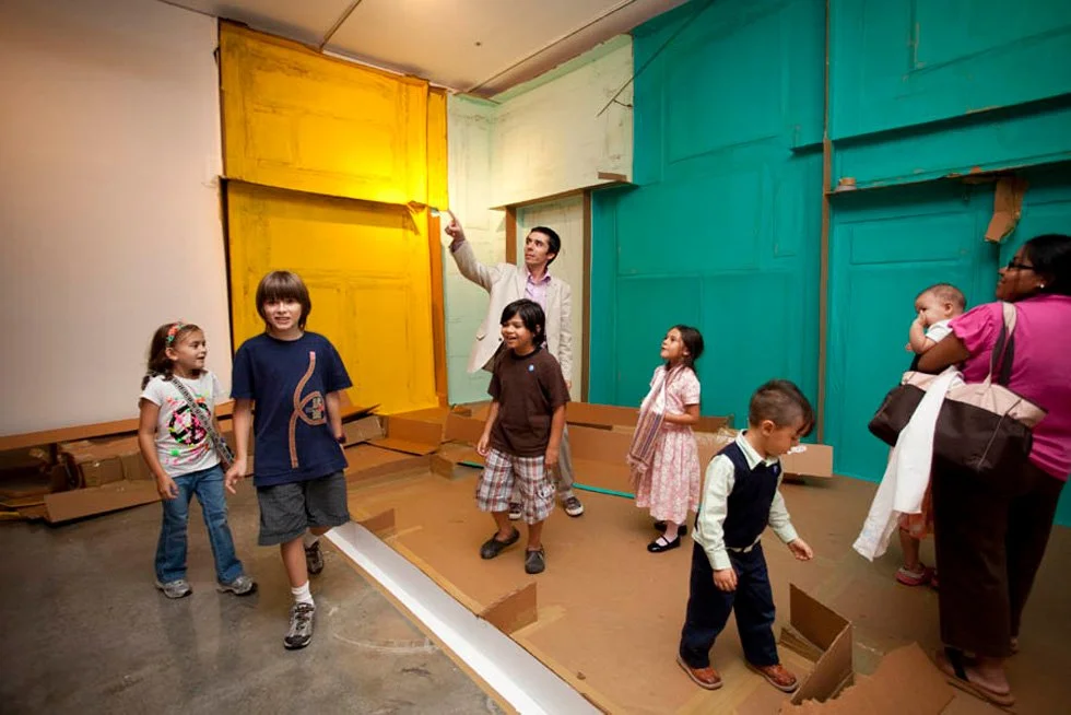  View of the site-specific being intervened by the audience after the artist’s performance. ⓒ Carlos Bunga. 