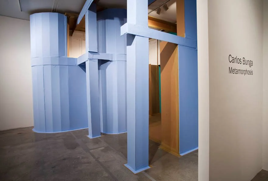  View from outside the site-specifics, before the perfomance. © Carlos Bunga. 